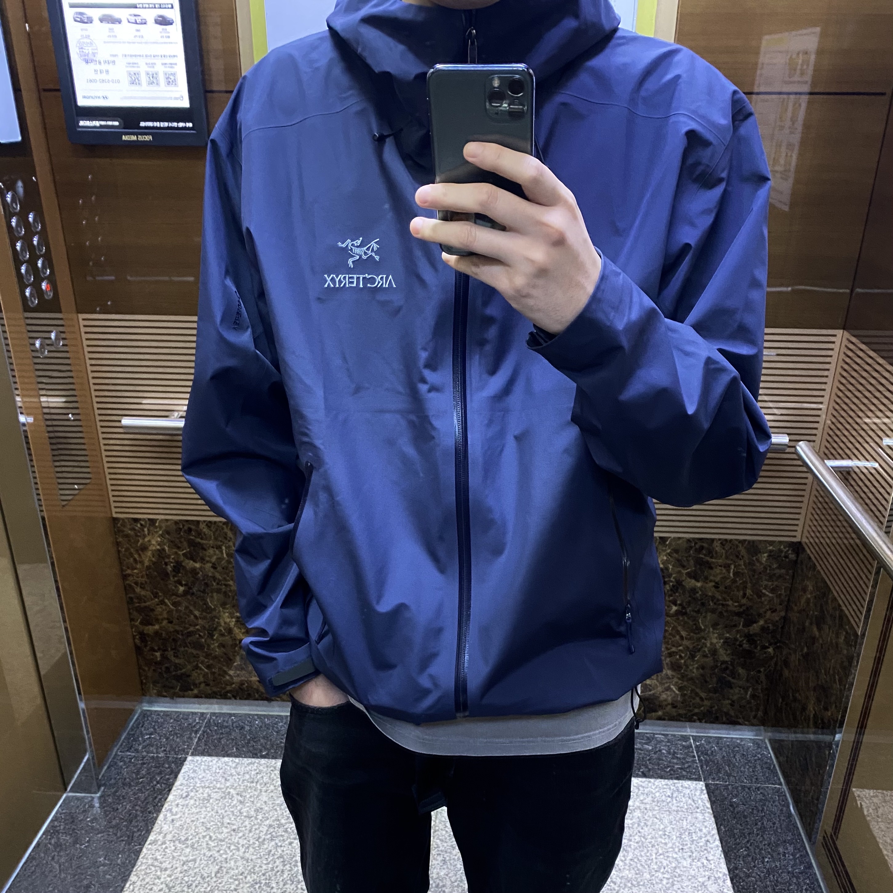 Arc'teryx Beta LT Jacket Black Sapphire 착용 스타일