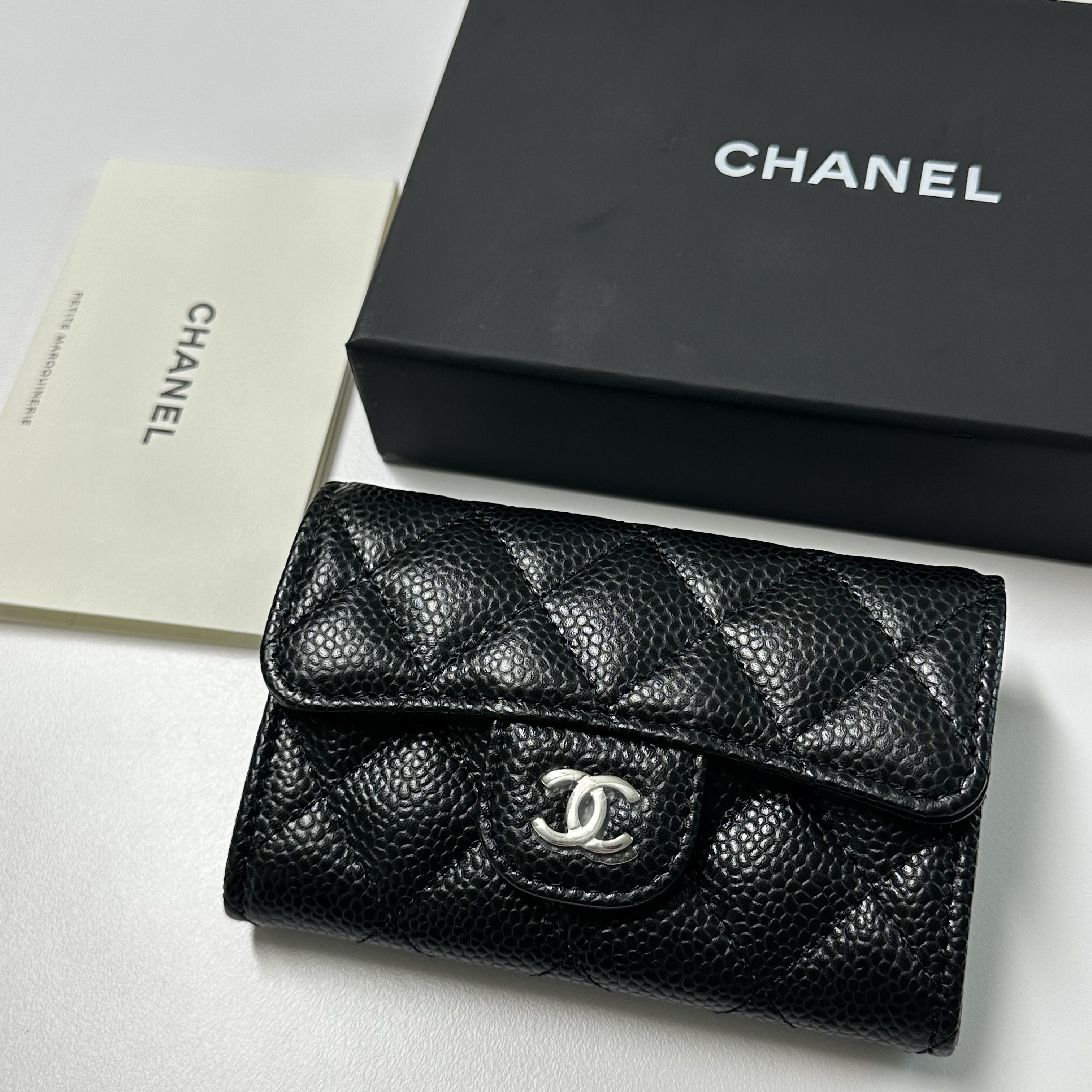 Chanel Classic Card Holder Grained Calfskin & Silver Black 착용 스타일