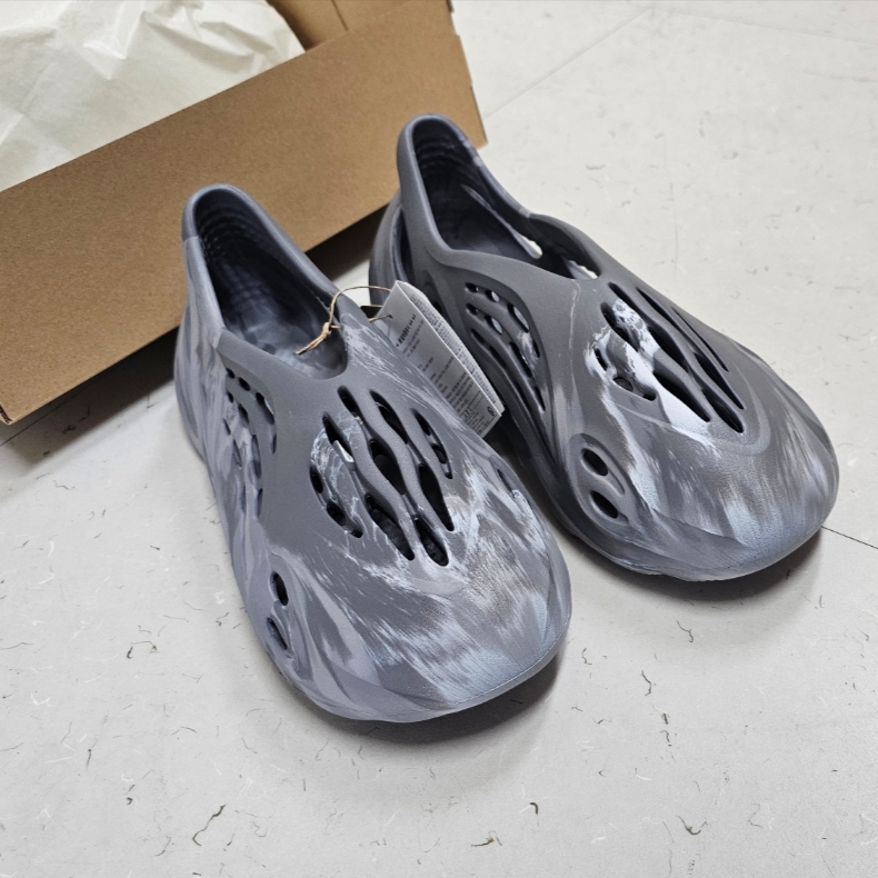 Adidas Yeezy Foam RNNR MX Granite 착용 스타일 - 1