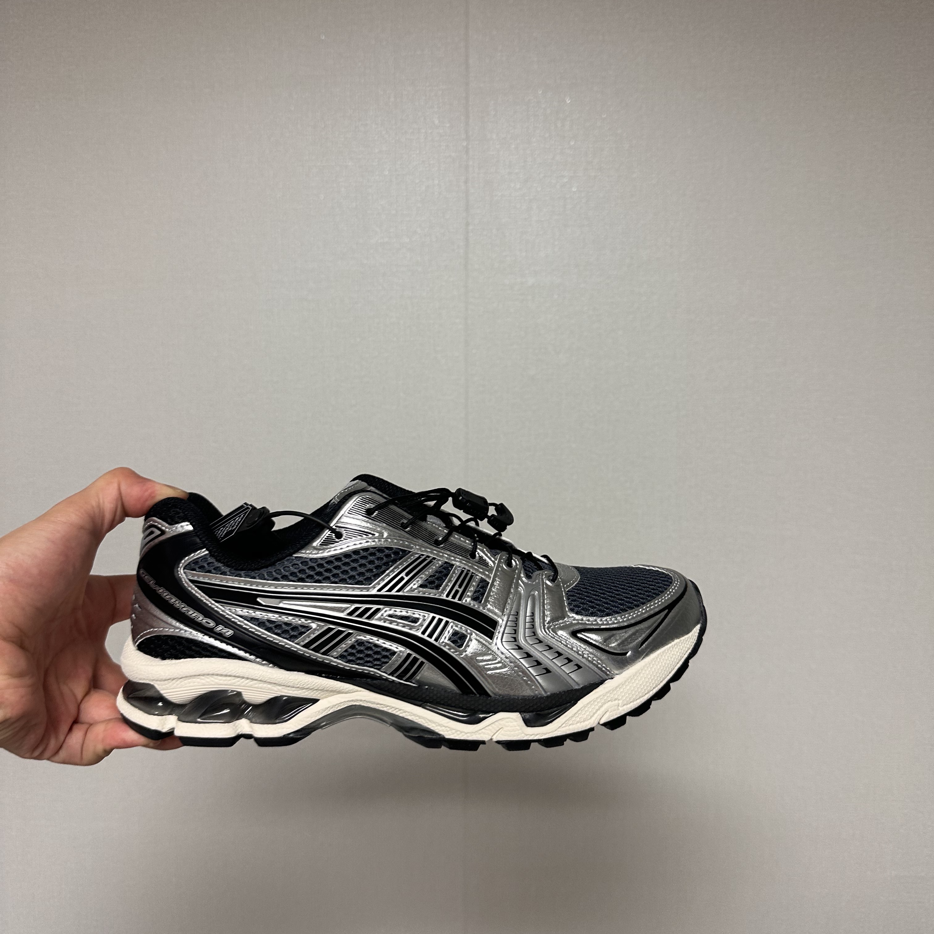 Asics Unlimited Gel-Kayano 14 Carrier Grey Black 착용 스타일