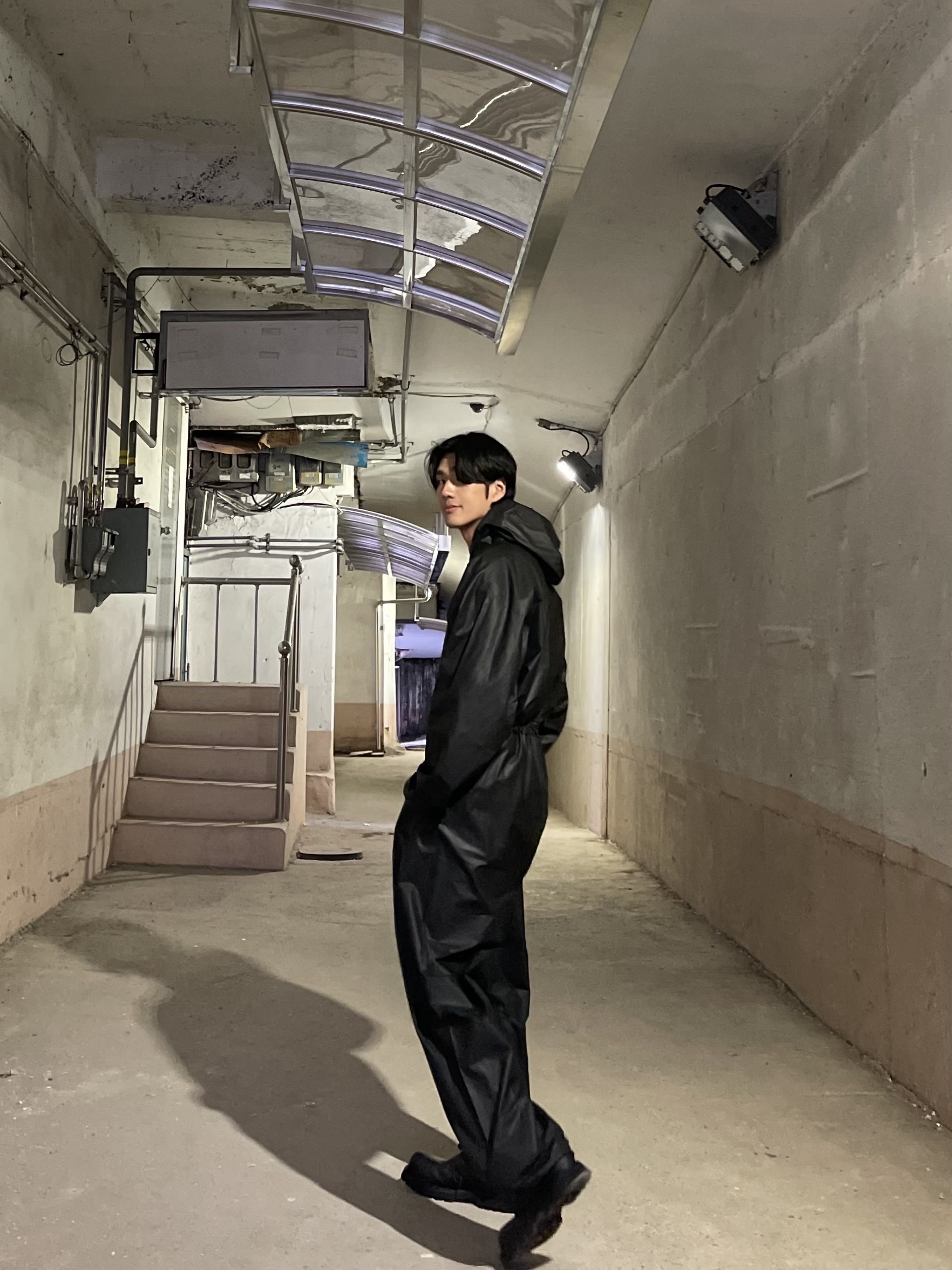 Yeezy Gap Engineered By Balenciaga Coated Cotton Overalls Black 착용 스타일 - 2