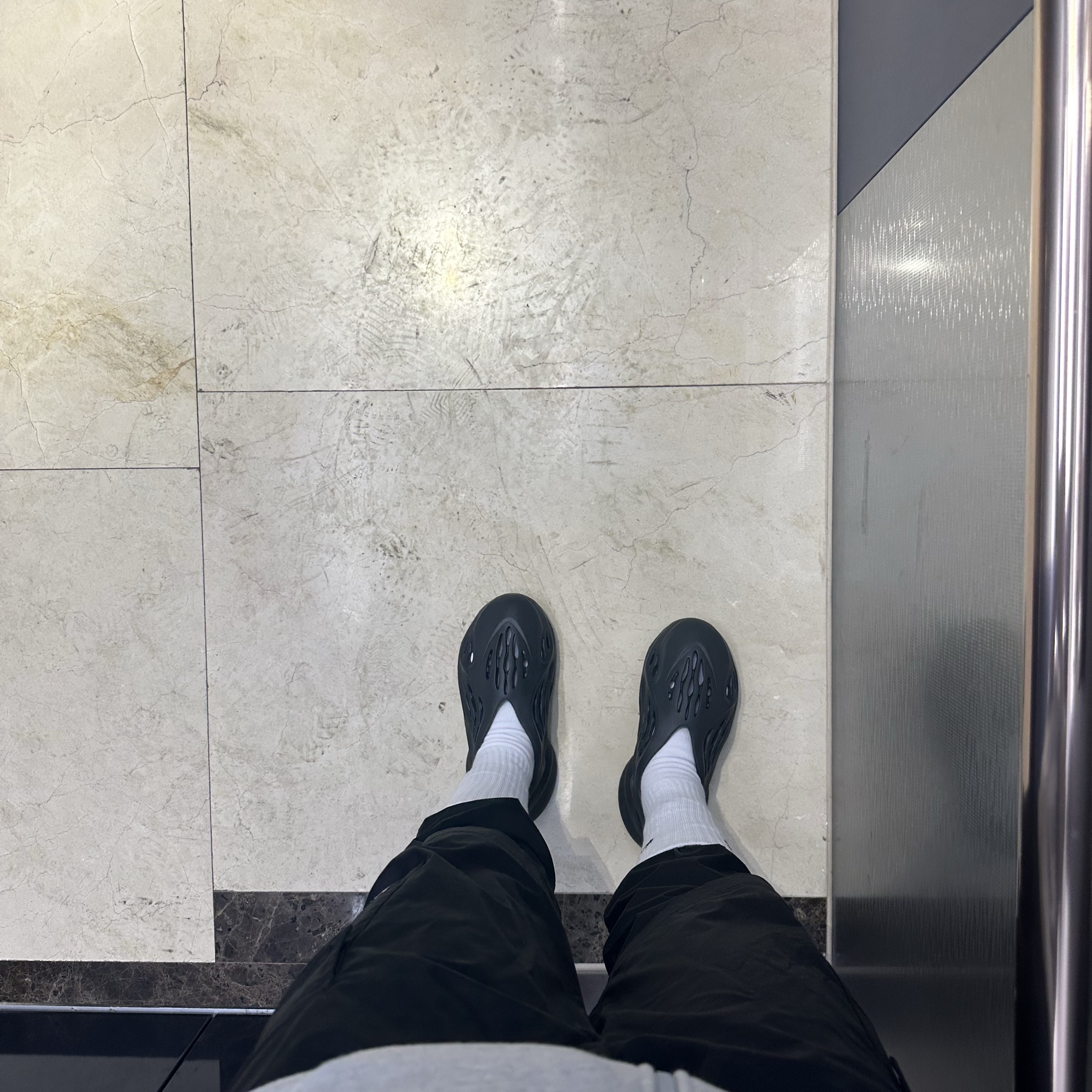 Adidas Yeezy Foam RNNR Onyx 착용 스타일