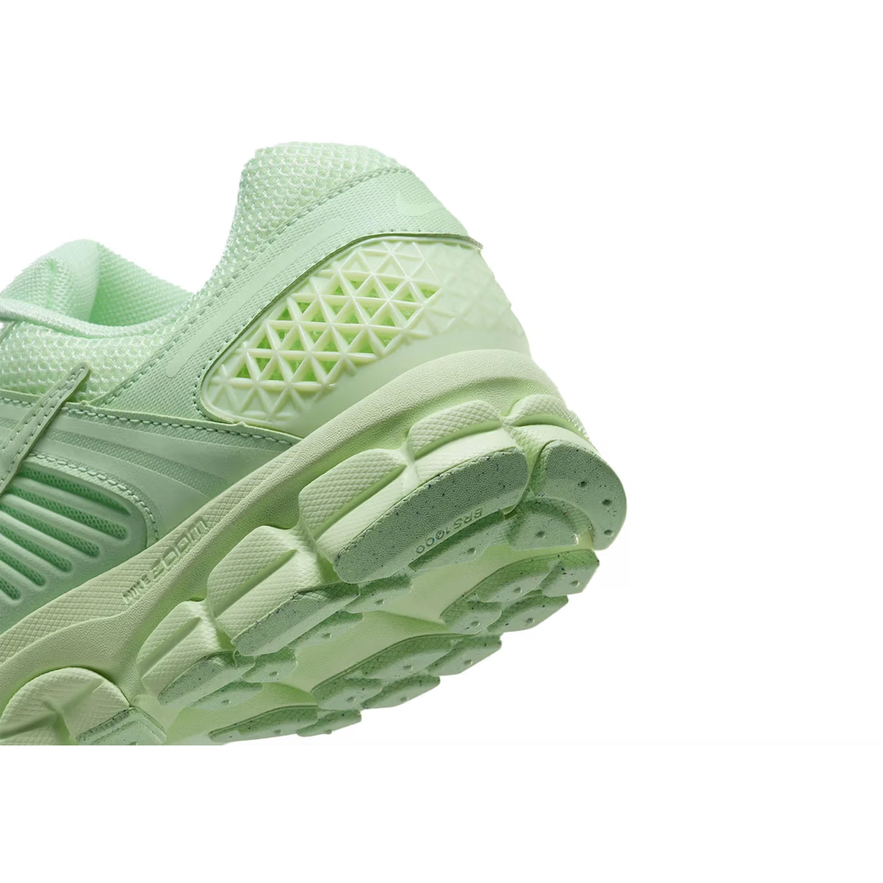 (W) Nike Zoom Vomero 5 Cobblestone and Flat Pewter, (W) Nike Zoom Vomero 5 Photon Dust and Metallic Silver 착용 스타일 - 4