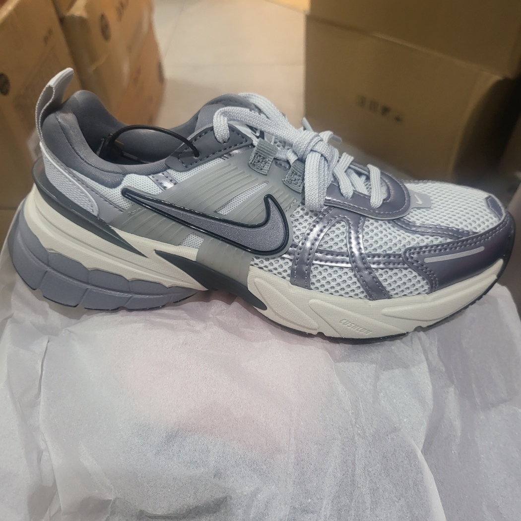 Nike V2K Run Pure Platinum Wolf Grey 착용 스타일