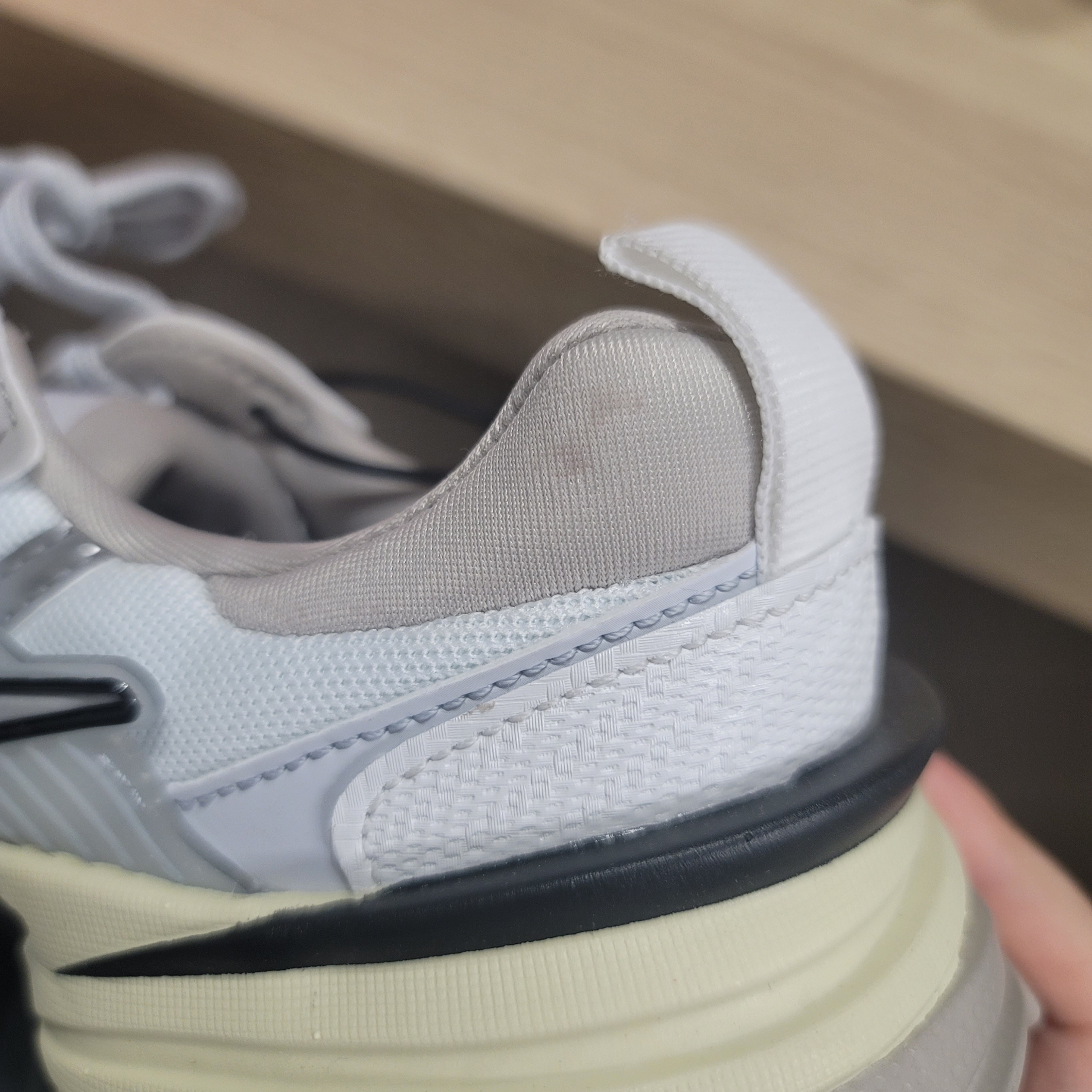 Nike V2K Run Summit White Metallic Silver 착용 스타일 - 3