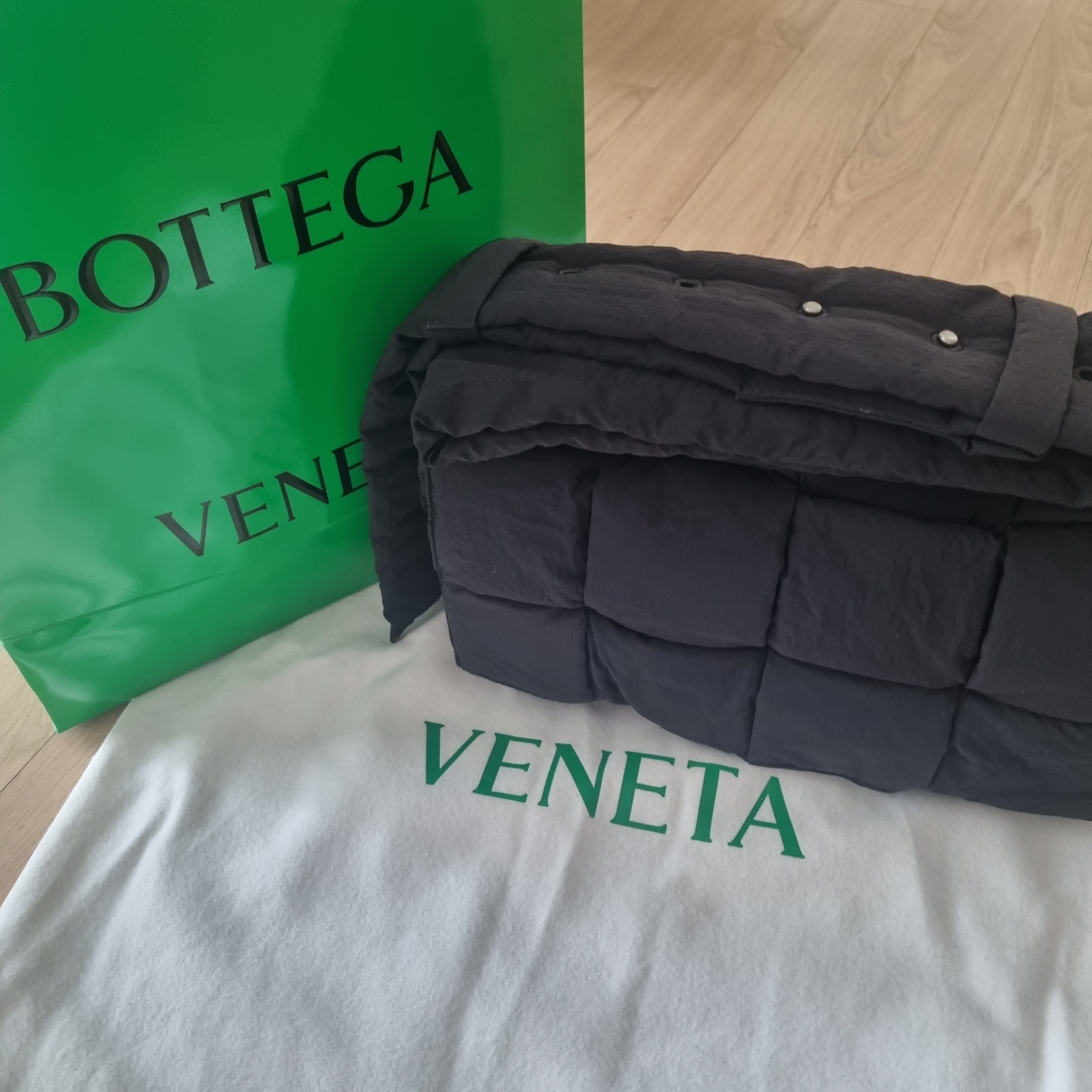 Bottega Veneta Padded Tech Cassette Black 착용 스타일