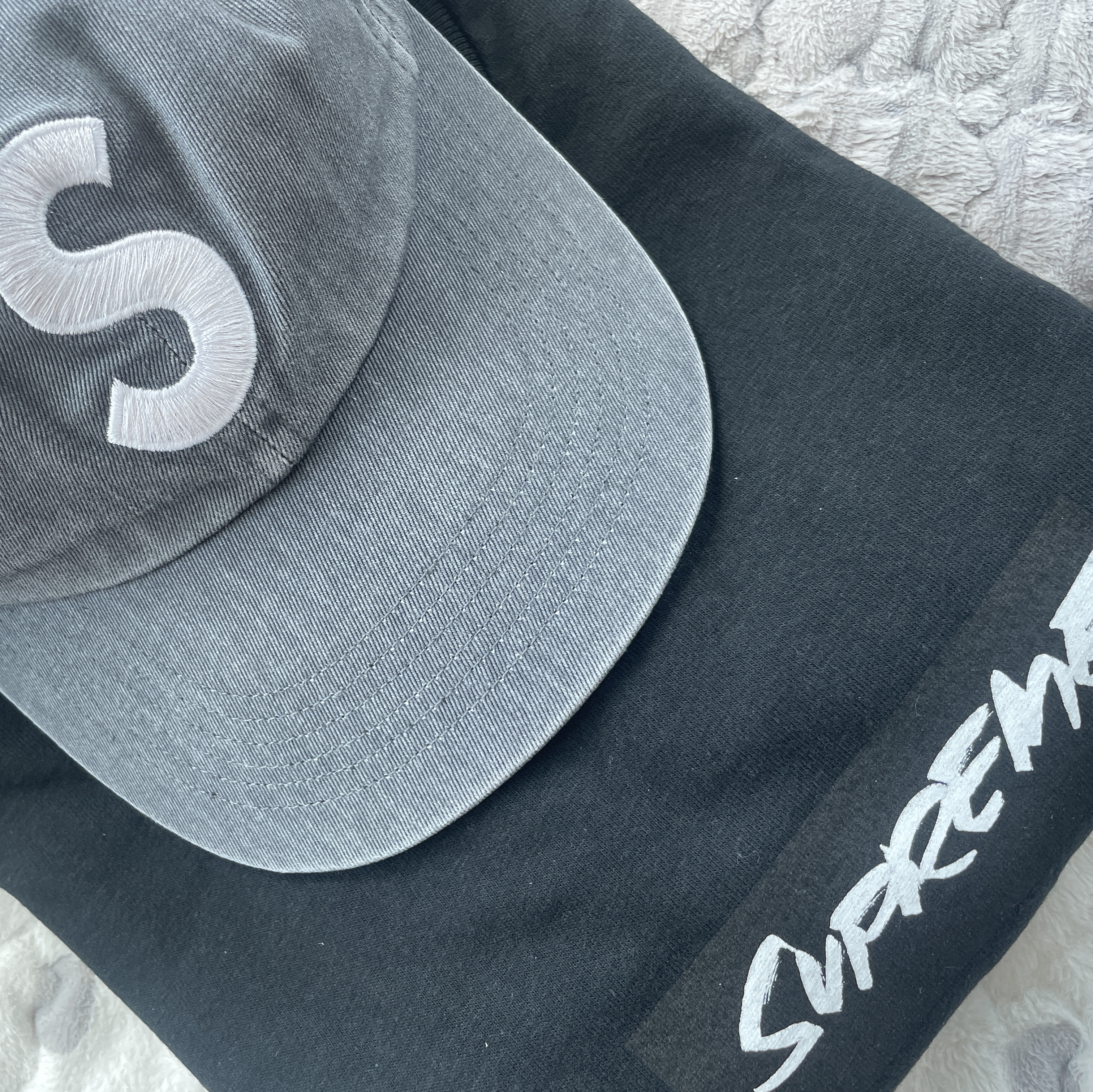 Supreme Futura Box Logo T-Shirt Black - 24SS, Supreme Pigment Print S Logo 6-Panel Grey - 22FW 착용 스타일
