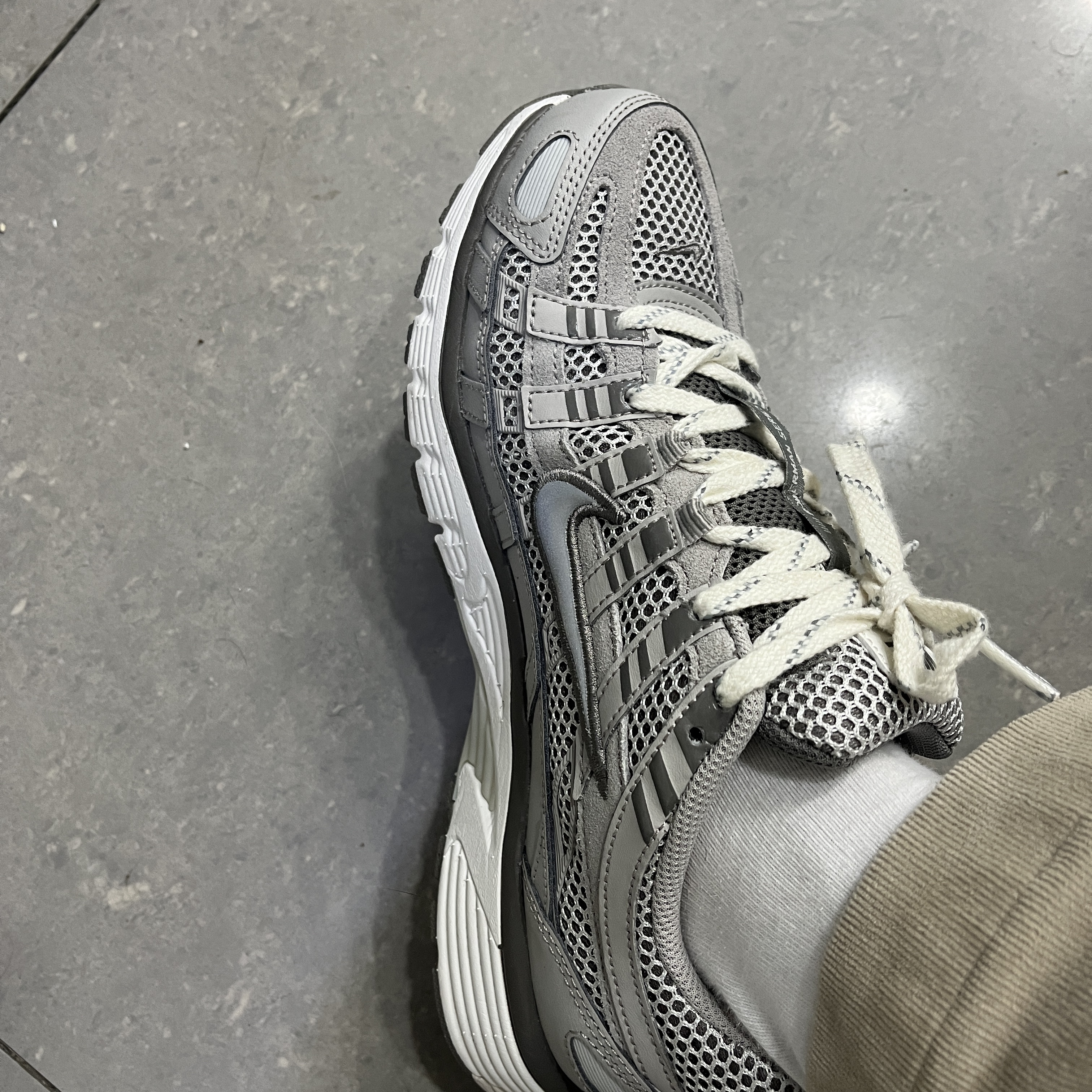 Nike P-6000 PRM Light Iron Ore 착용 스타일 - 2