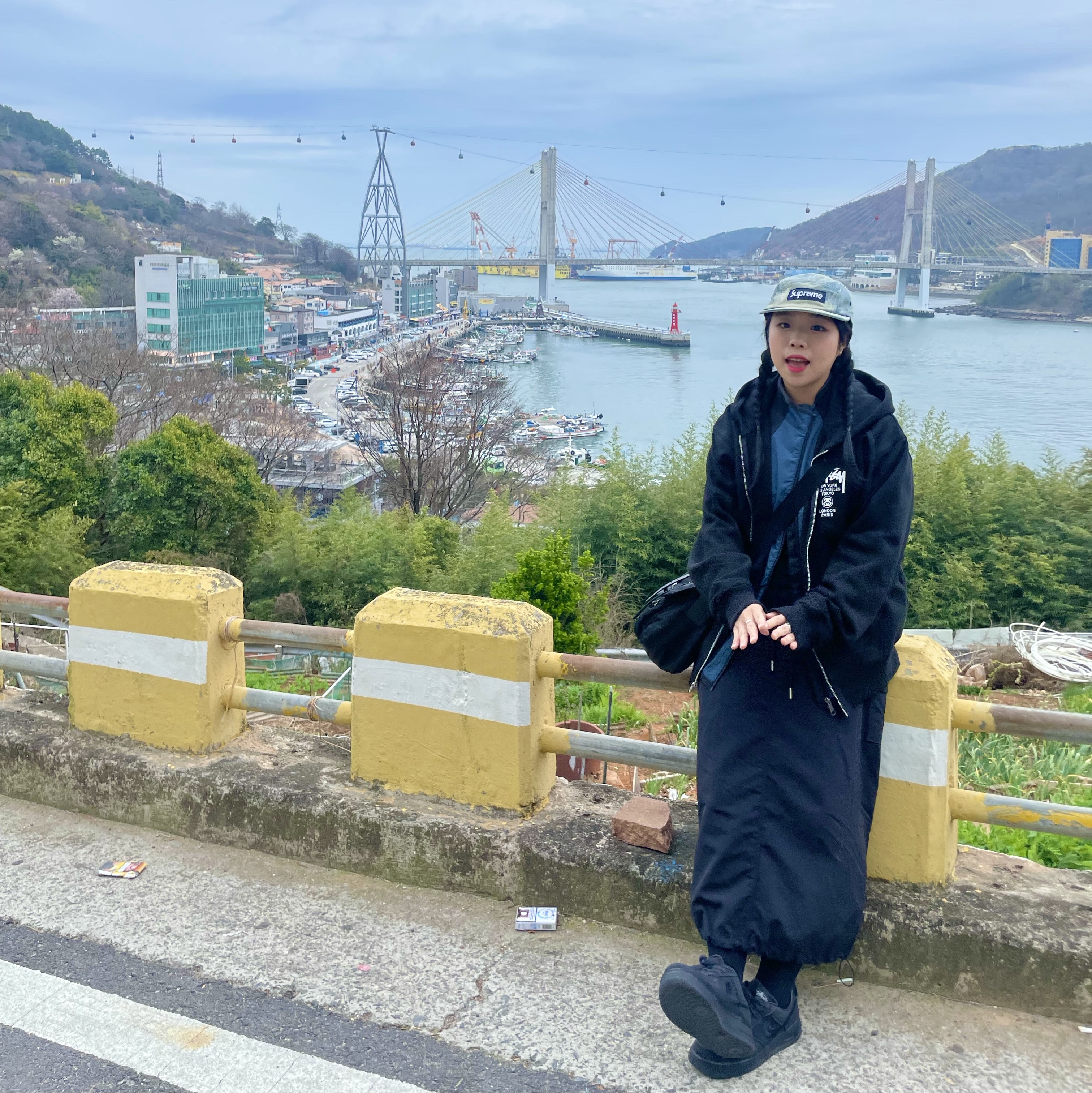 Supreme Washed Chino Twill Camp Cap Dirty Indigo - 24SS, Stussy World Tour Zip Hoodie Black 2023 착용 스타일 - 2
