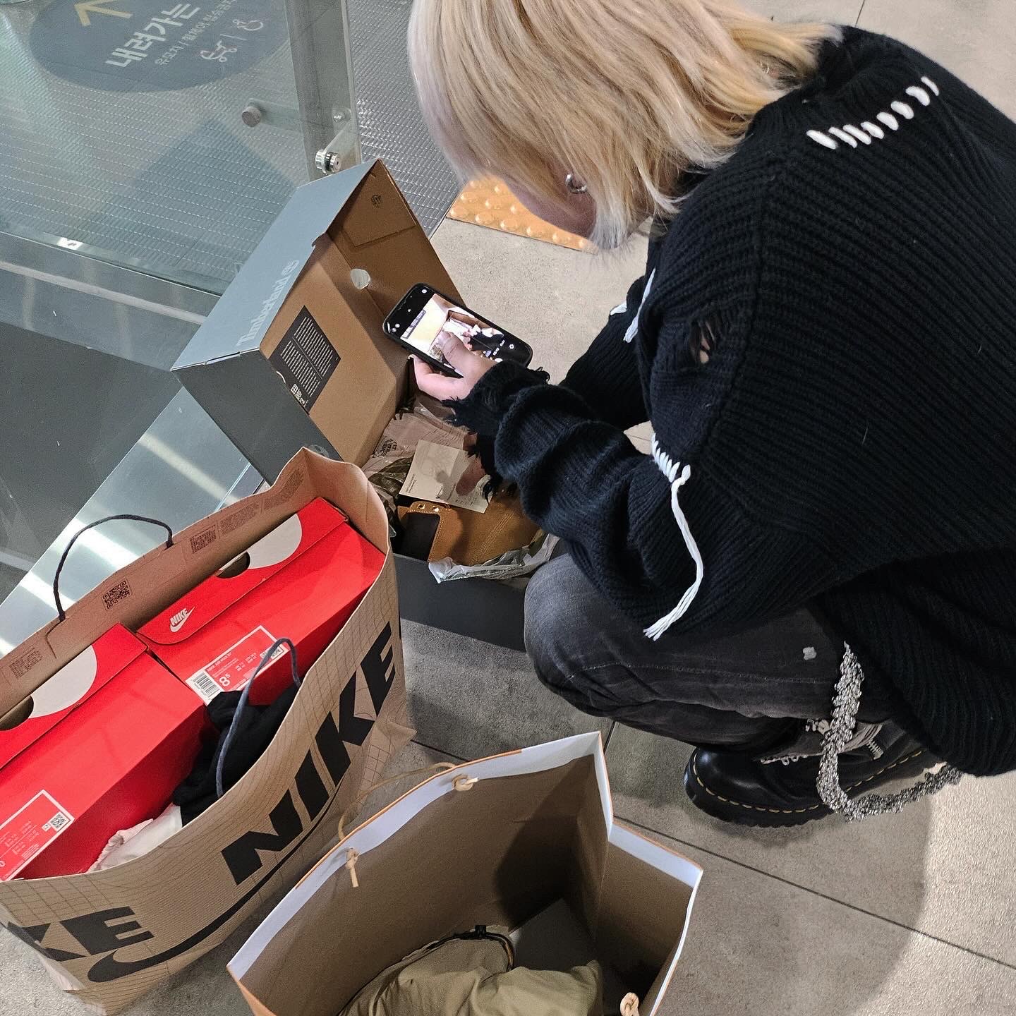 Dr. Martens x Rick Owens 1918 RO Leather Lace Up Platform Boots Black Lunar, Timberland Premium 6 inch Waterproof Boot Wheat Nubuck - Wide 착용 스타일 - 4