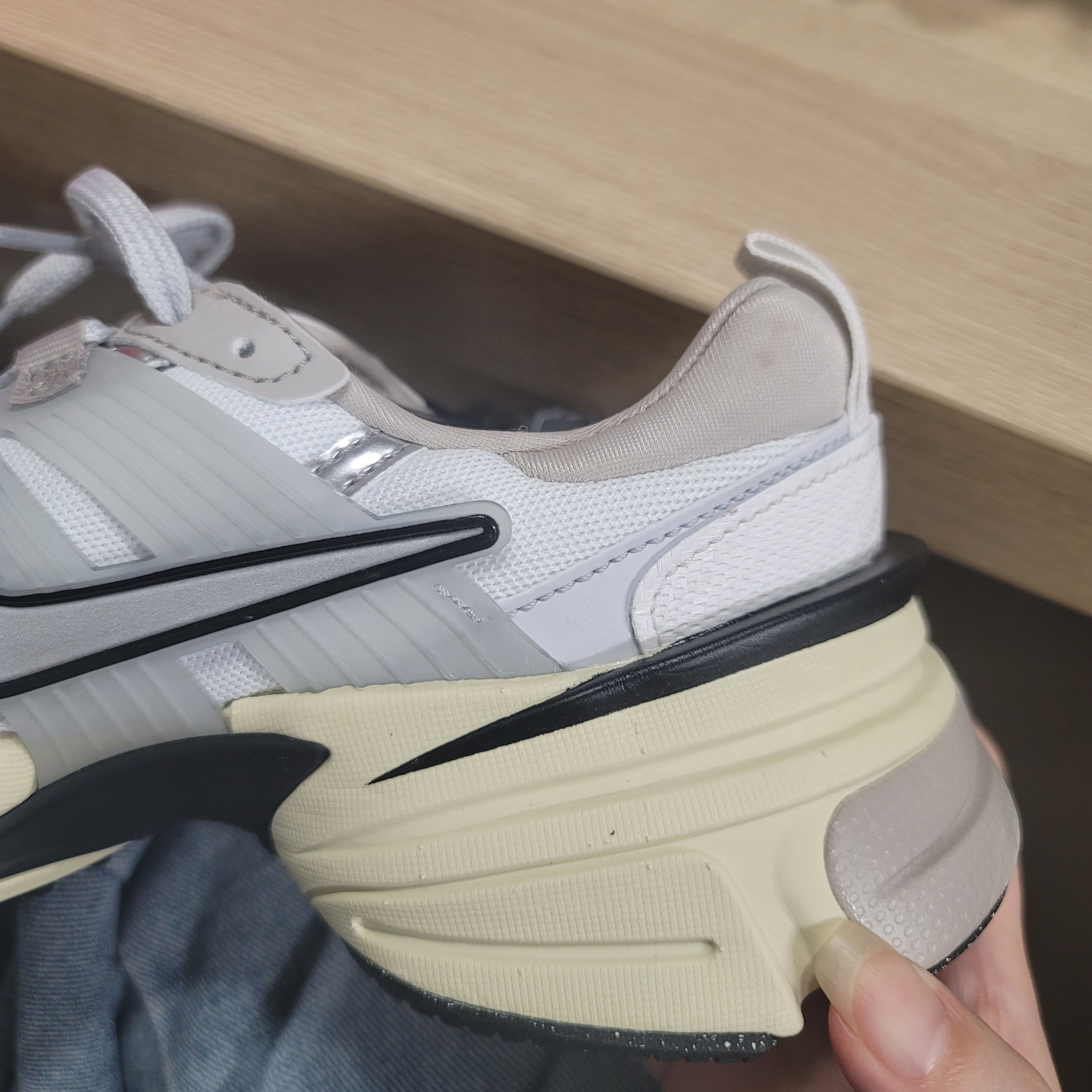 Nike V2K Run Summit White Metallic Silver 착용 스타일 - 2