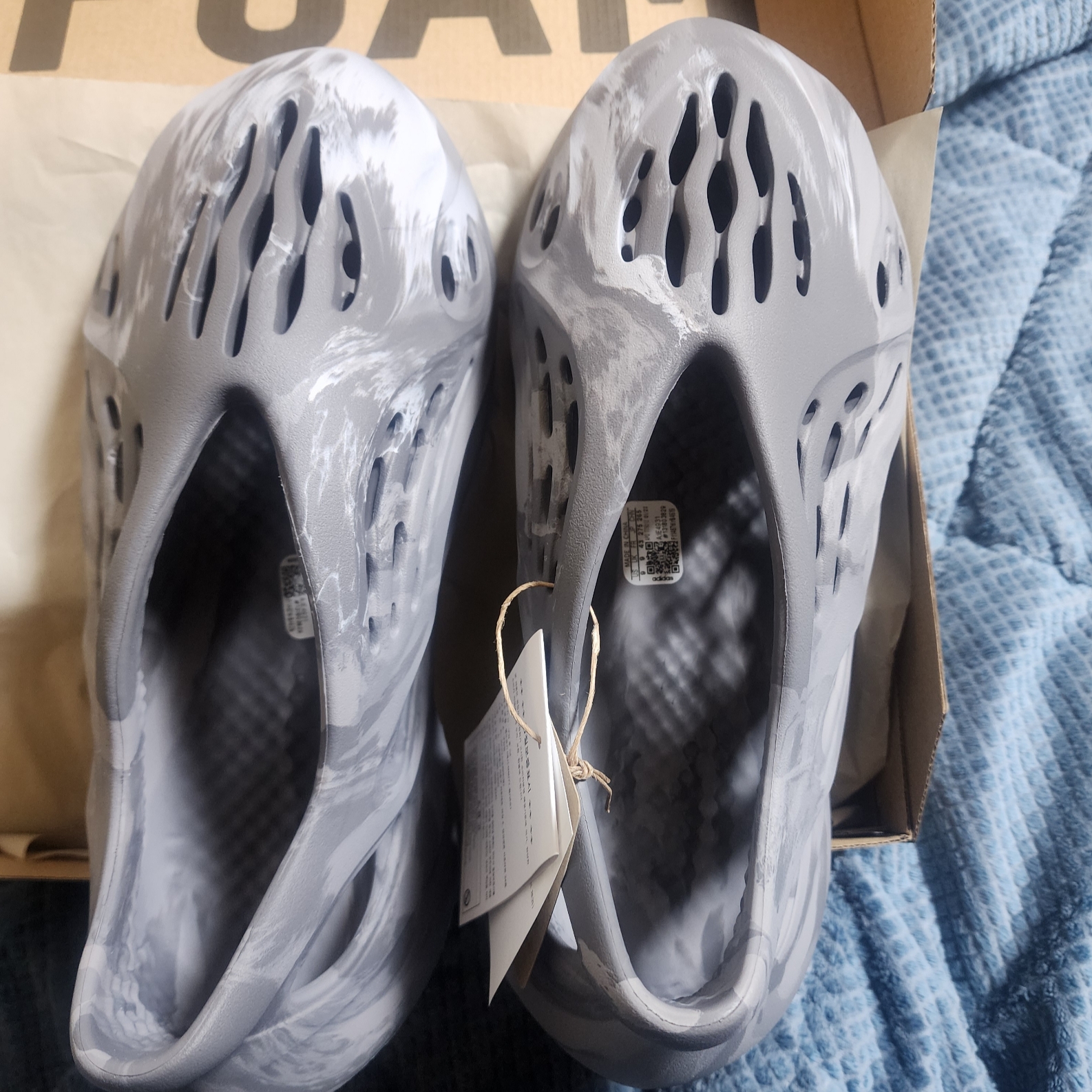 Adidas Yeezy Foam RNNR MX Granite 착용 스타일 - 1