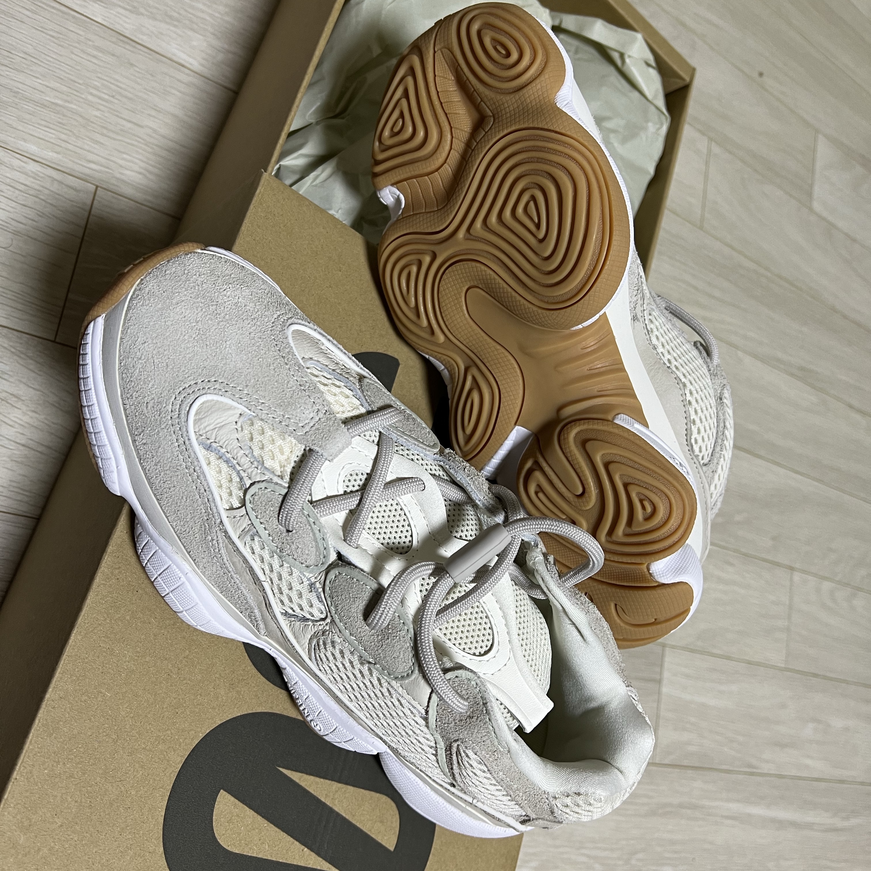 Adidas Yeezy 500 Stone Taupe 착용 스타일