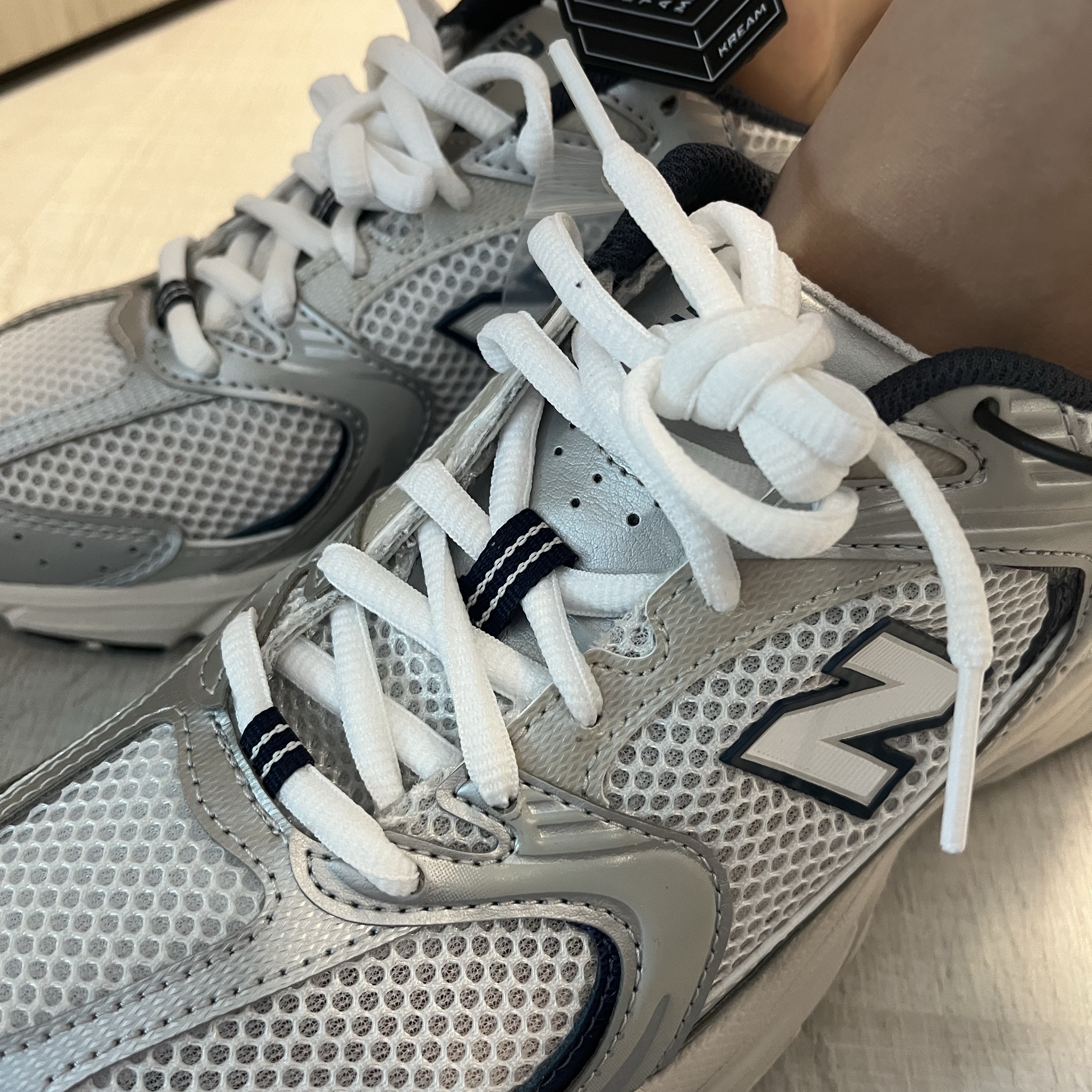 New Balance 530 Steel Grey 착용 스타일 - 1