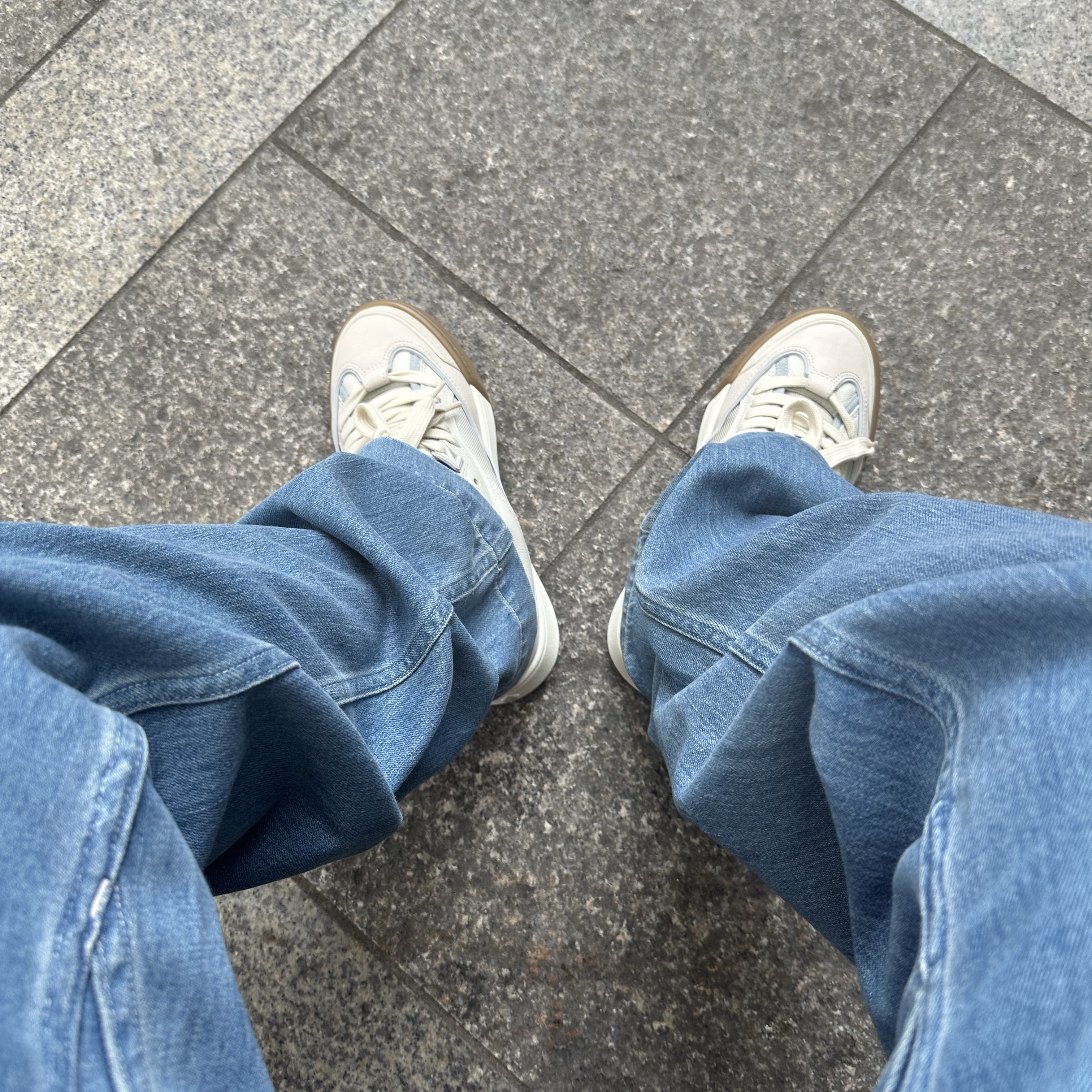 Dior x Cactus Jack B713 Sneakers Cream, Nanamica Denim Work Pants Indigo Bleach 착용 스타일 - 2