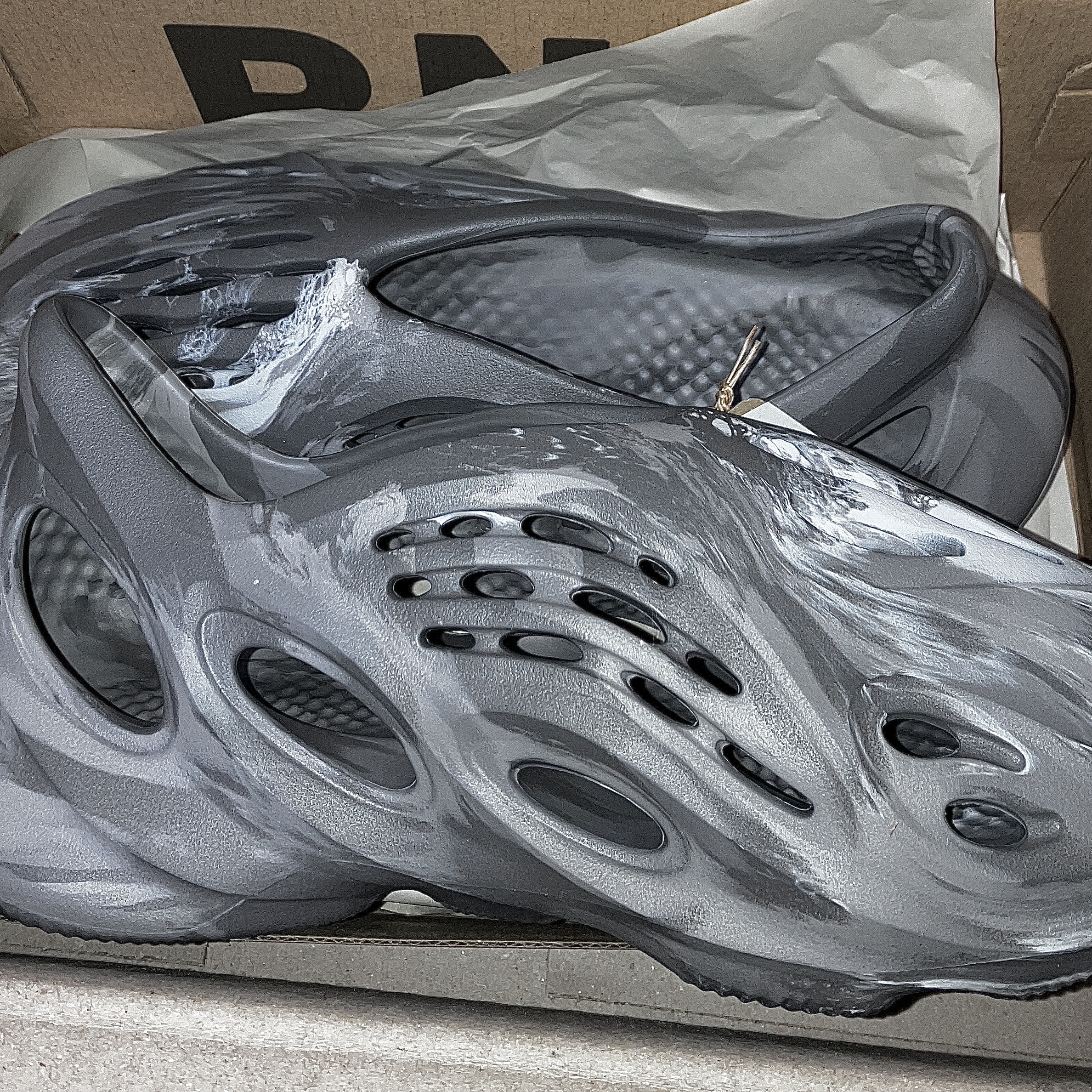 Adidas Yeezy Foam RNNR MX Granite 착용 스타일 - 2
