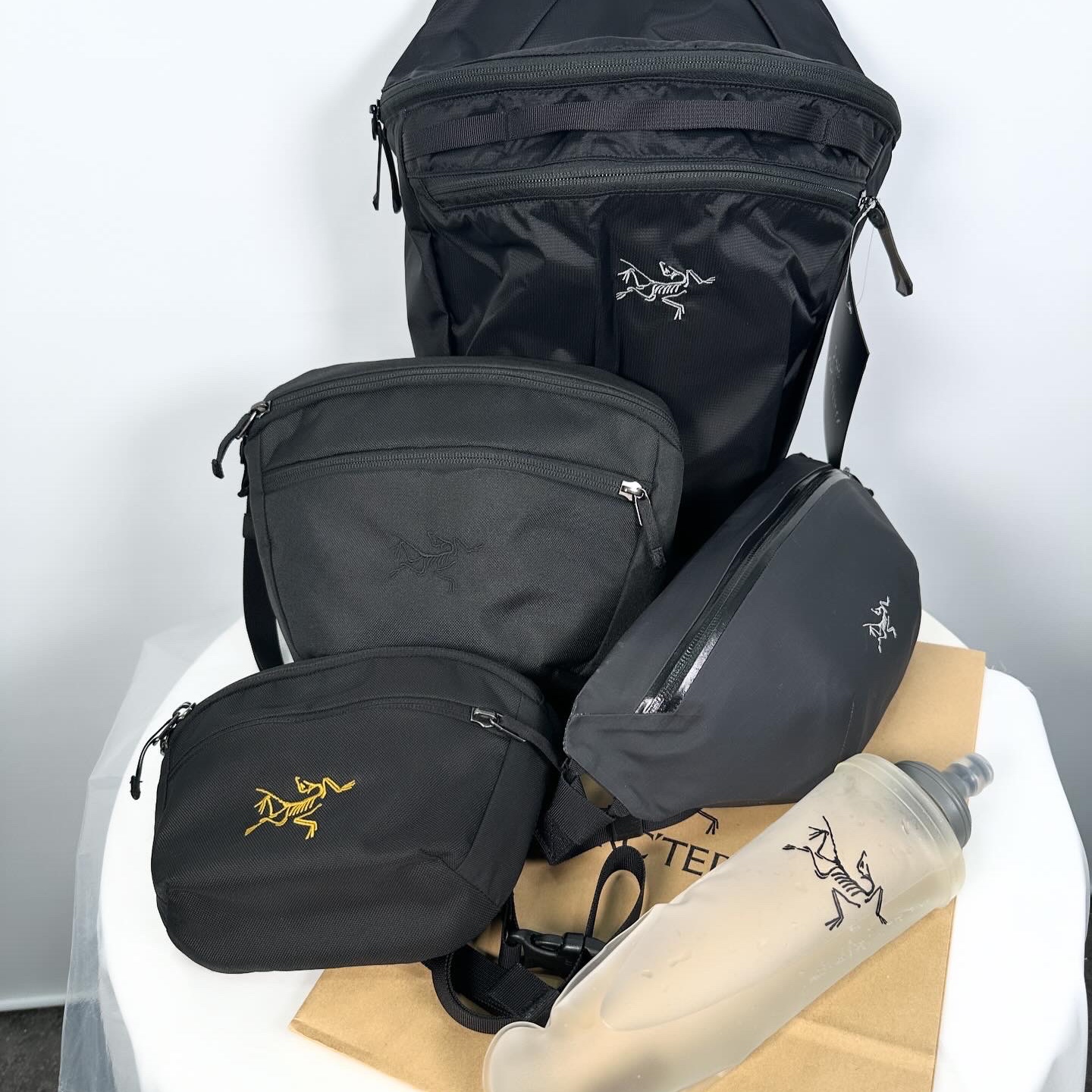 Arc'teryx Heliad 15 Backpack Black, Arc'teryx Squamish Hoody Black 착용 스타일 - 2