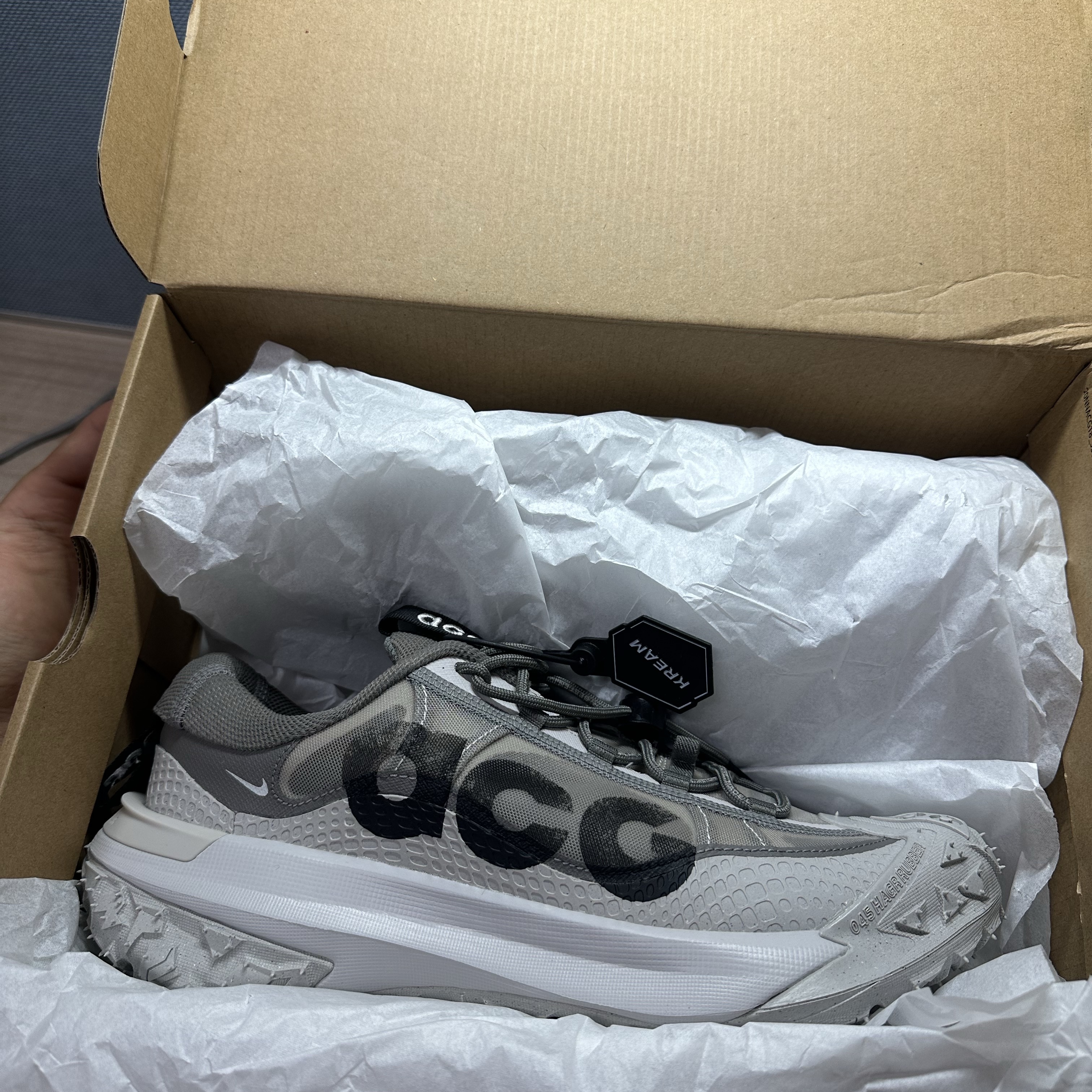 Nike ACG Mountain Fly 2 Low Light Iron Ore Black 착용 스타일 - 2