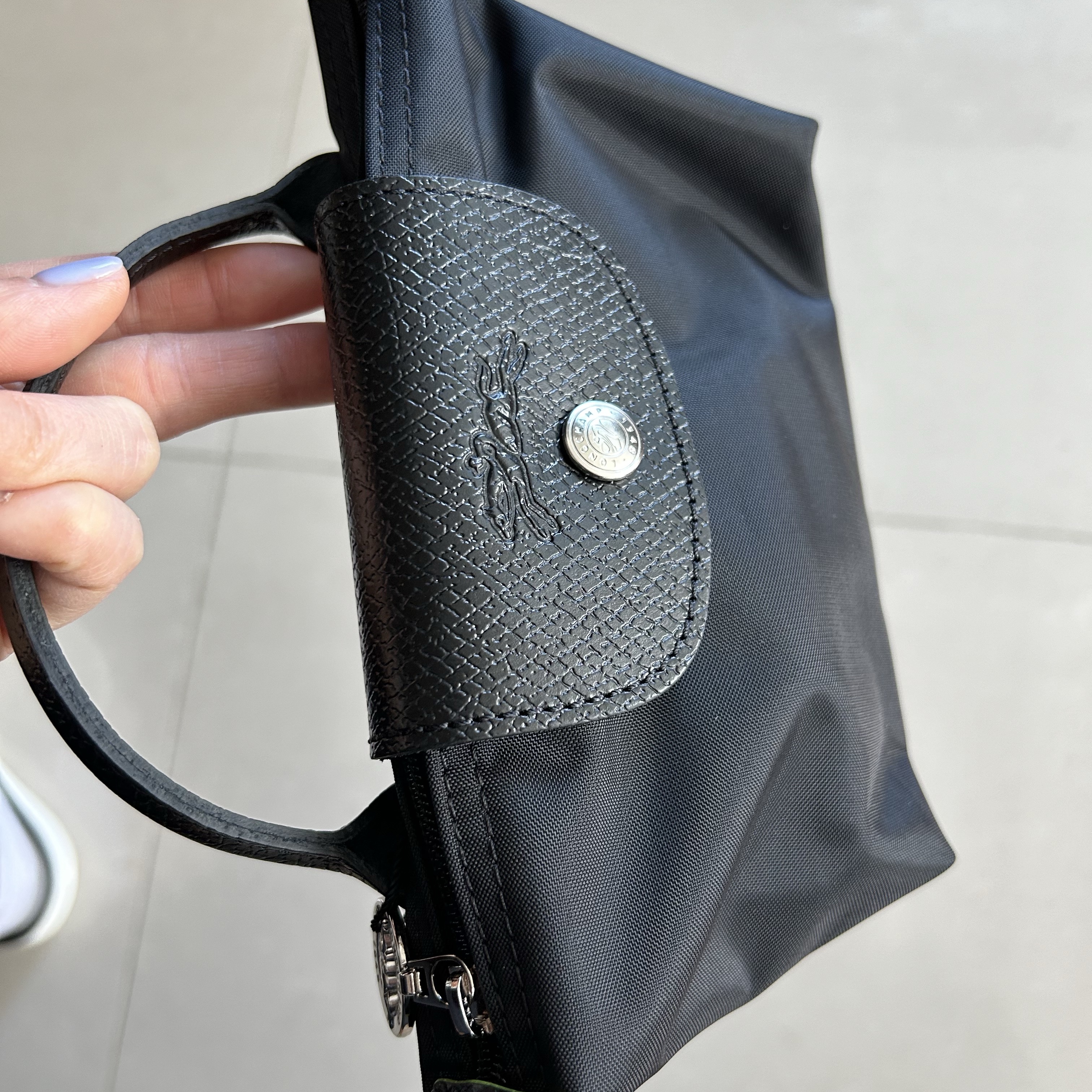 Longchamp Le Pliage Green Handle Pouch Black 착용 스타일