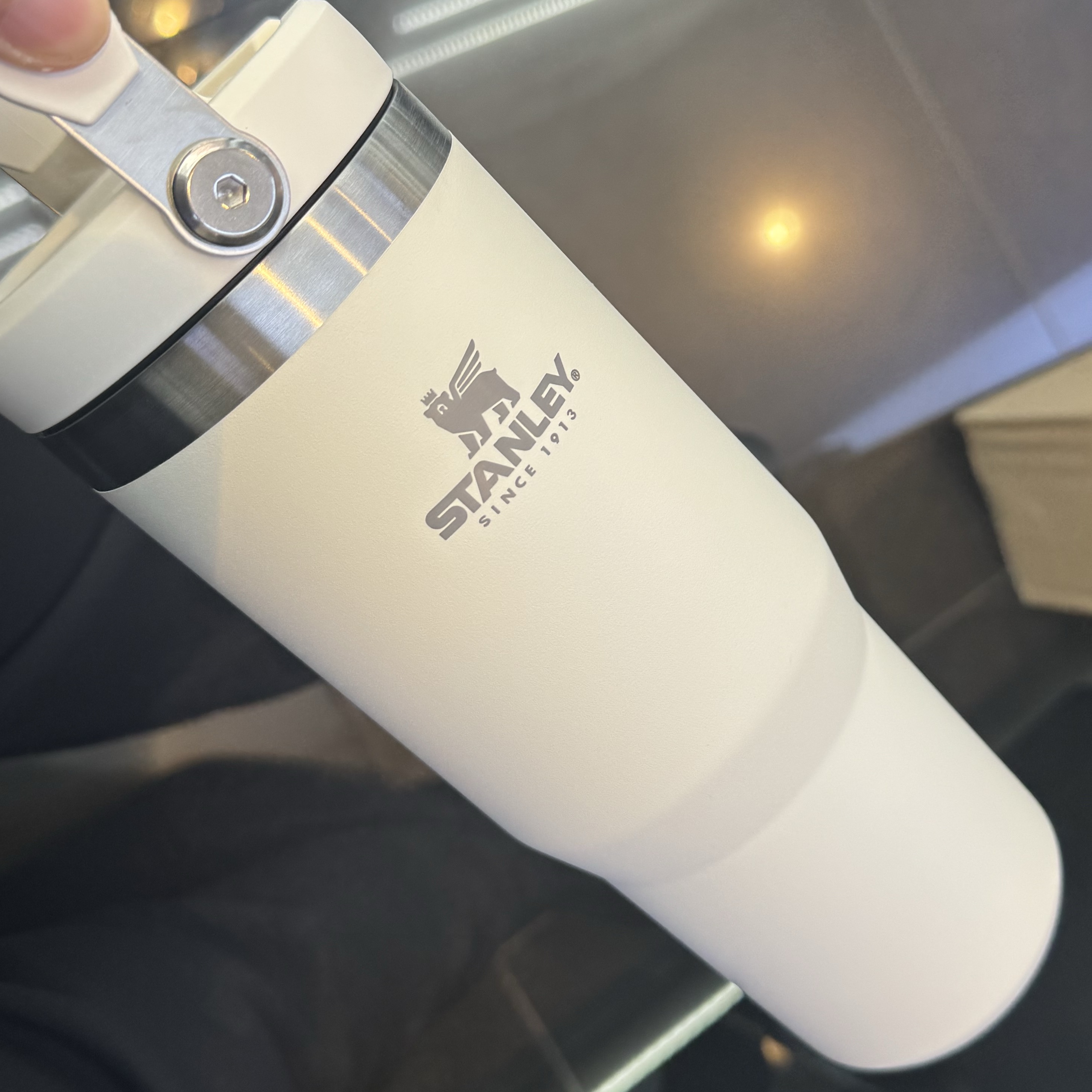 Stanley The IceFlow Flip Straw Tumbler 887ml Cream 착용 스타일