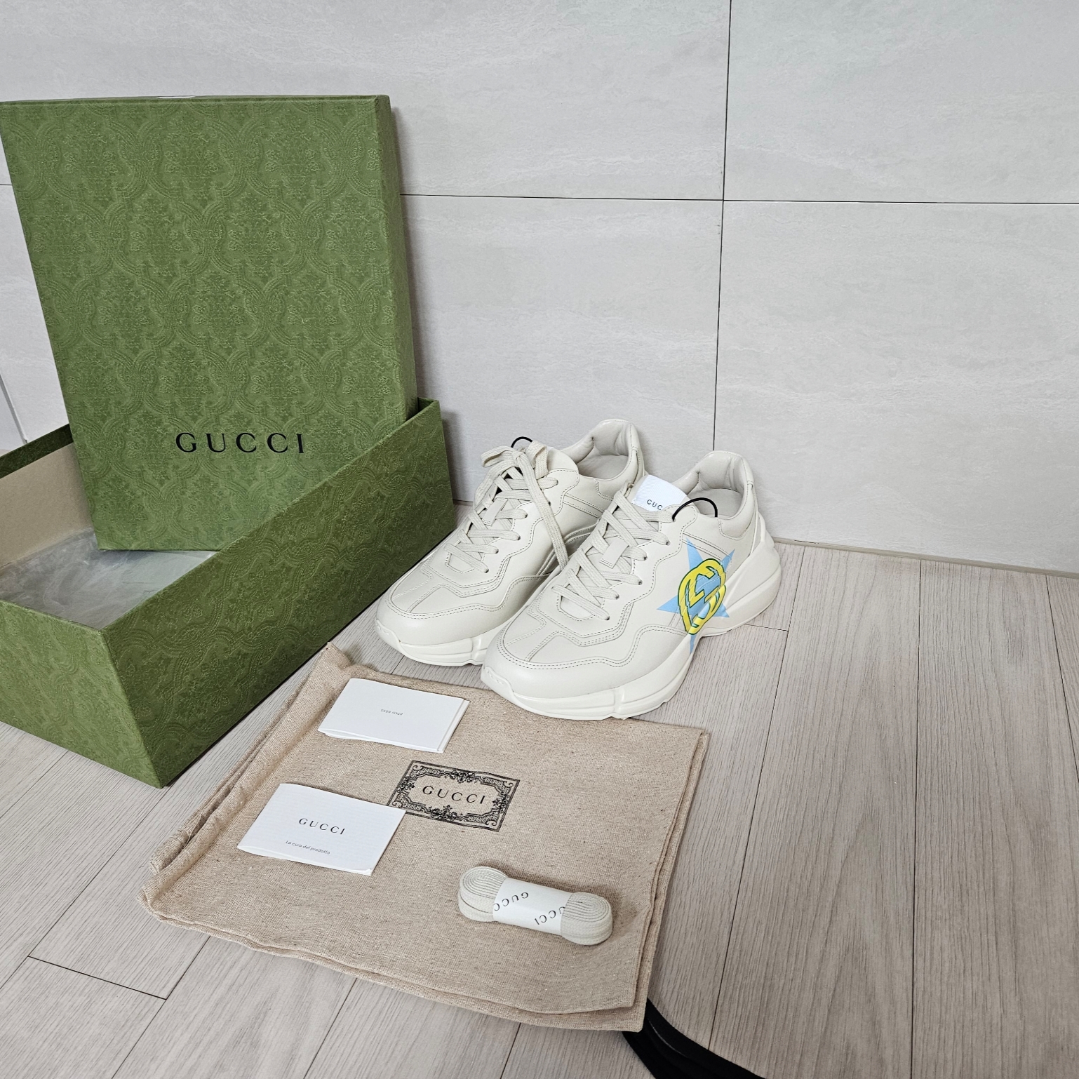Gucci Rhyton Star Print Sneakers Ivory 착용 스타일