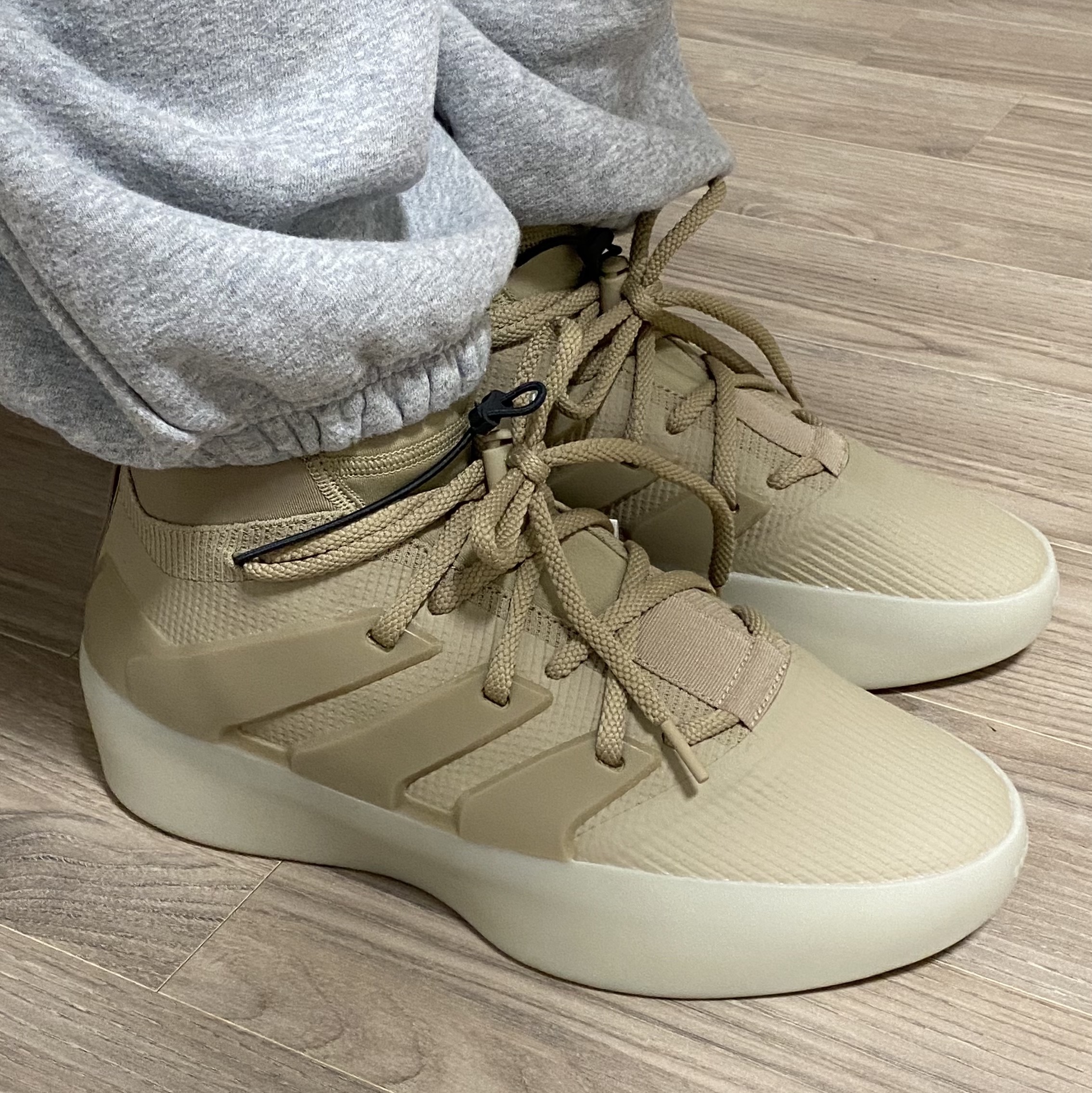 Adidas x Fear of God Athletics I Basketball Clay 착용 스타일 - 2