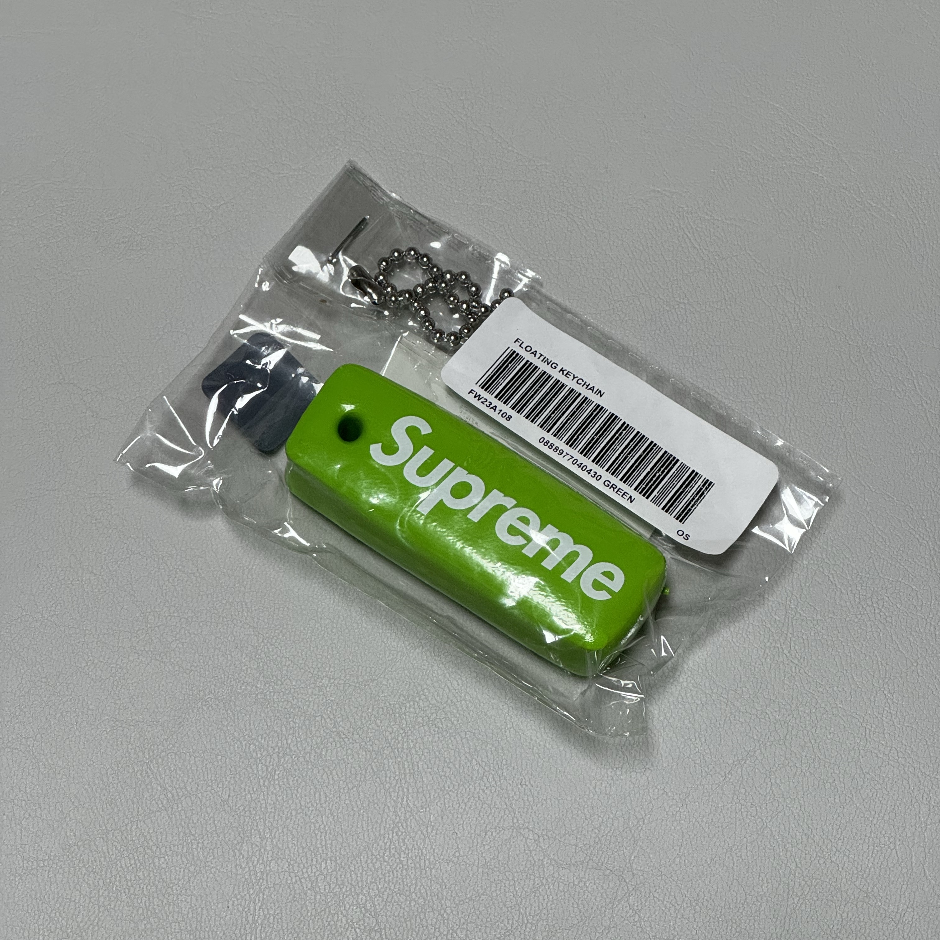 Supreme Floating Keychain Green - 23FW 착용 스타일