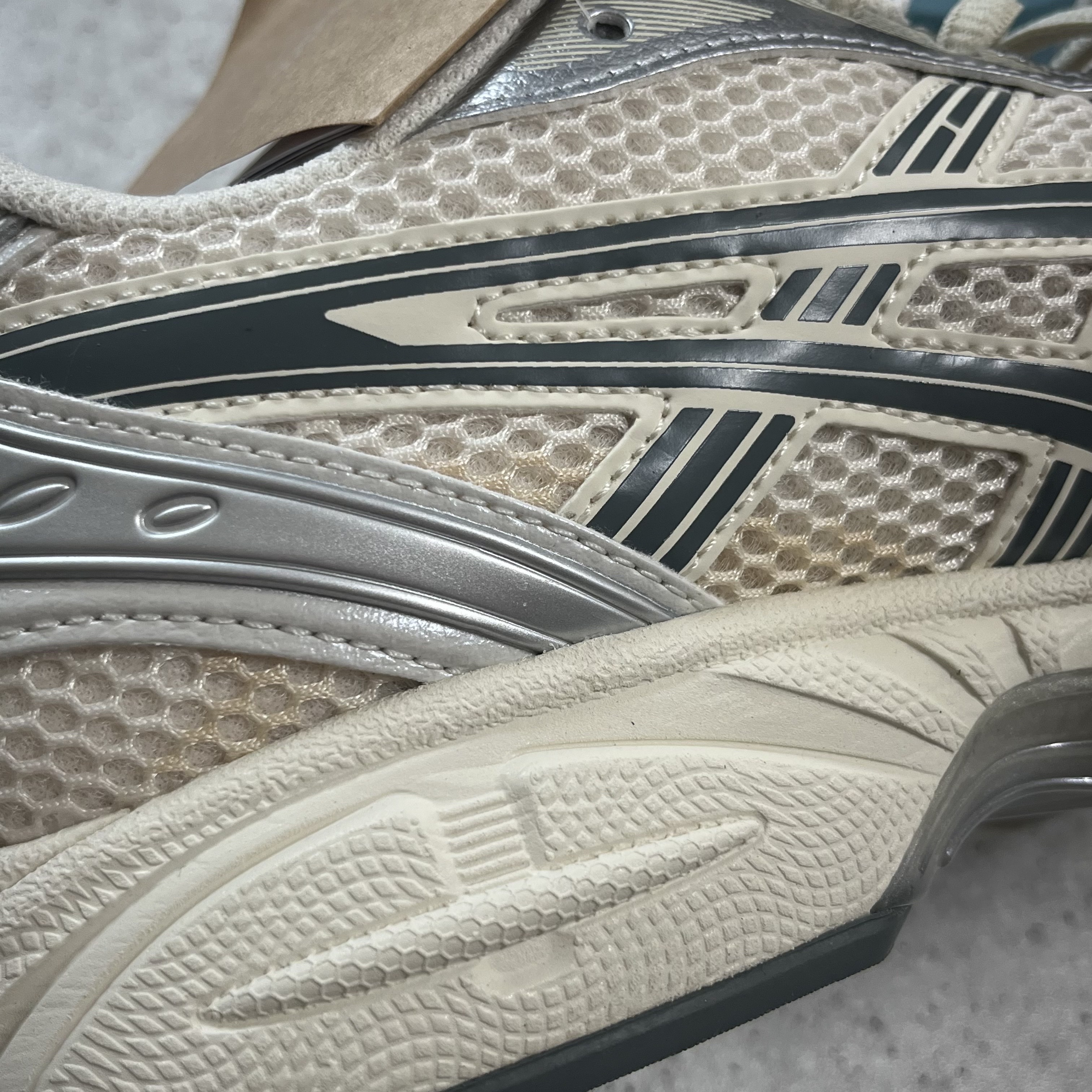 Asics Gel-Kayano 14 Birch Dark Pewter 착용 스타일