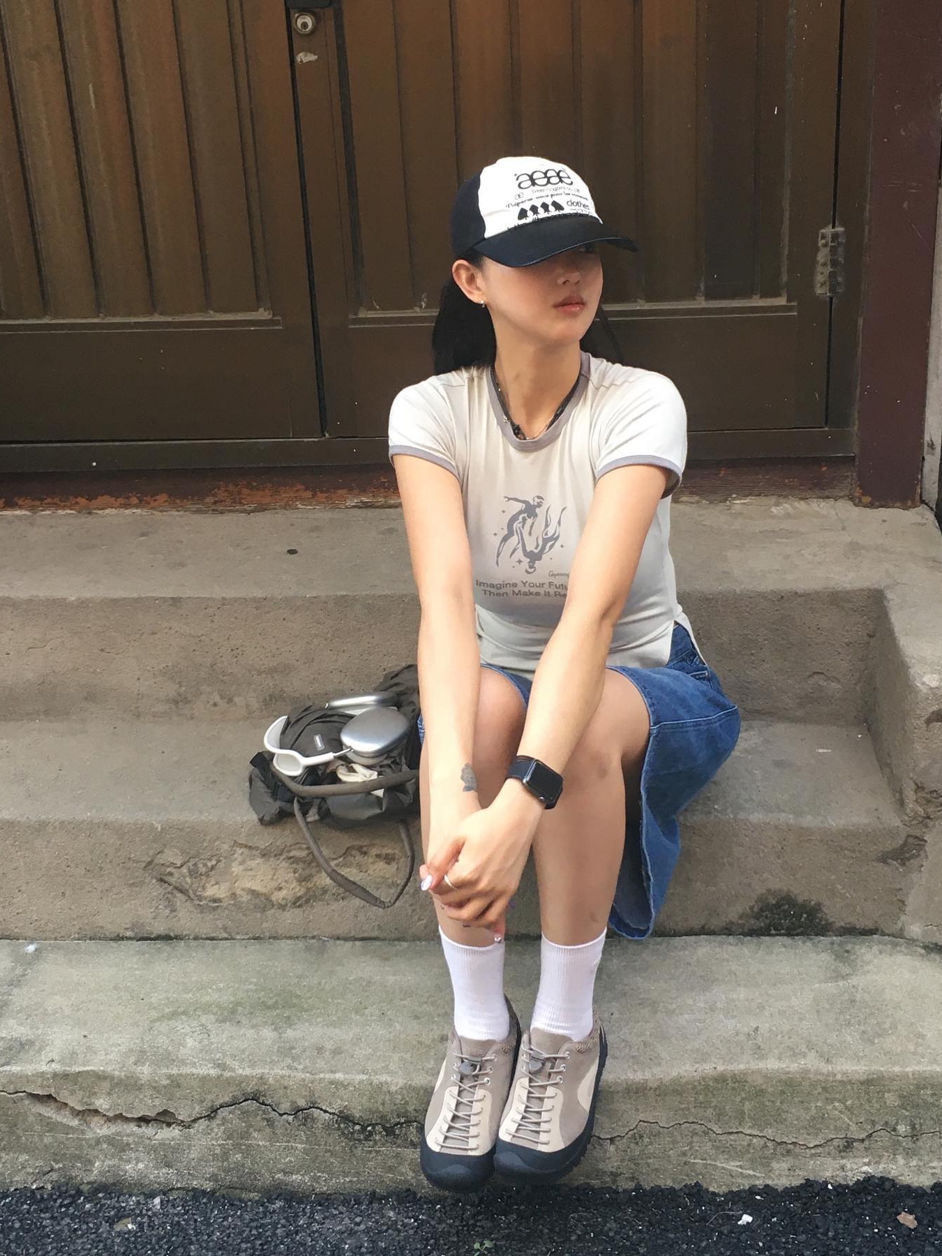 Gyeong Imagine Graphic Slit Tee Khaki Beige, Gyeong Imagine Graphic Slit Tee Blue 착용 스타일 - 1
