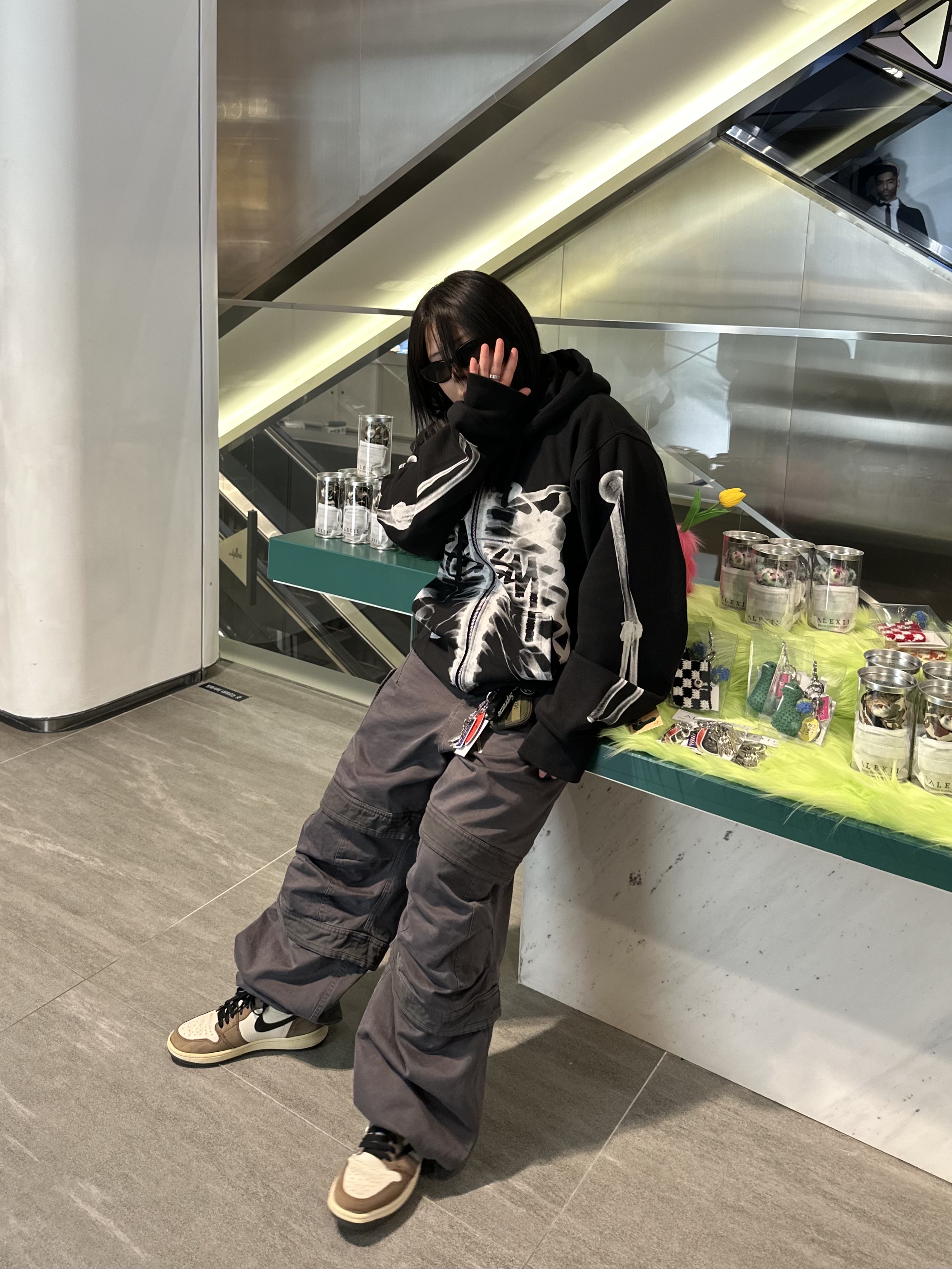 Stussy Rib Cage Zip Hoodie Black White, Jordan 1 x Travis Scott Retro High OG SP Mocha 착용 스타일 - 1