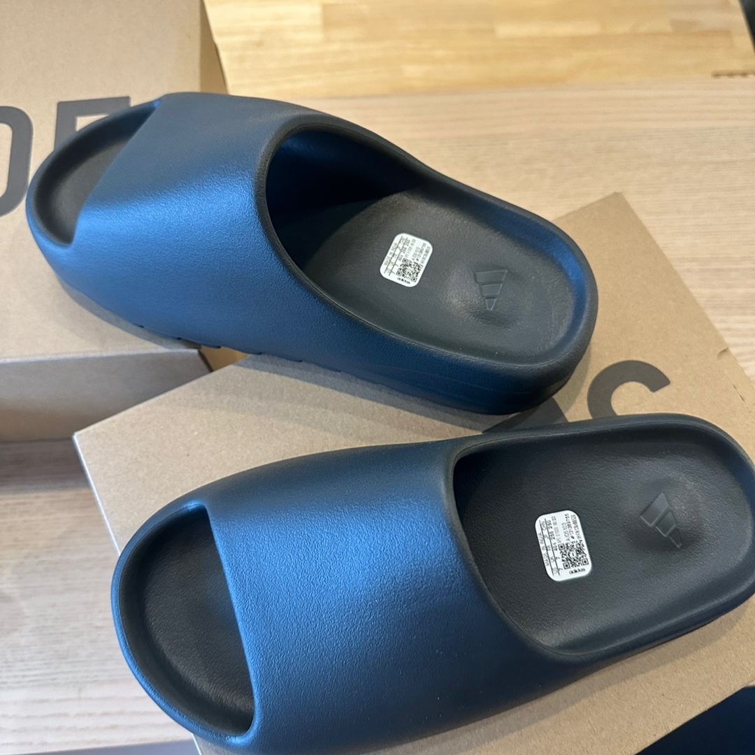 Adidas Yeezy Slide Dark Onyx 2024 착용 스타일