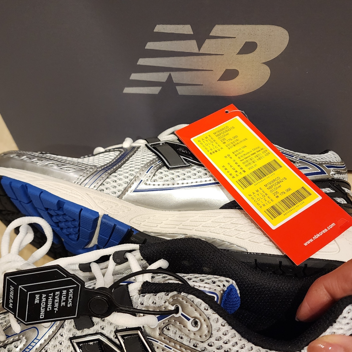 New Balance 1906R Silver Metallic 착용 스타일