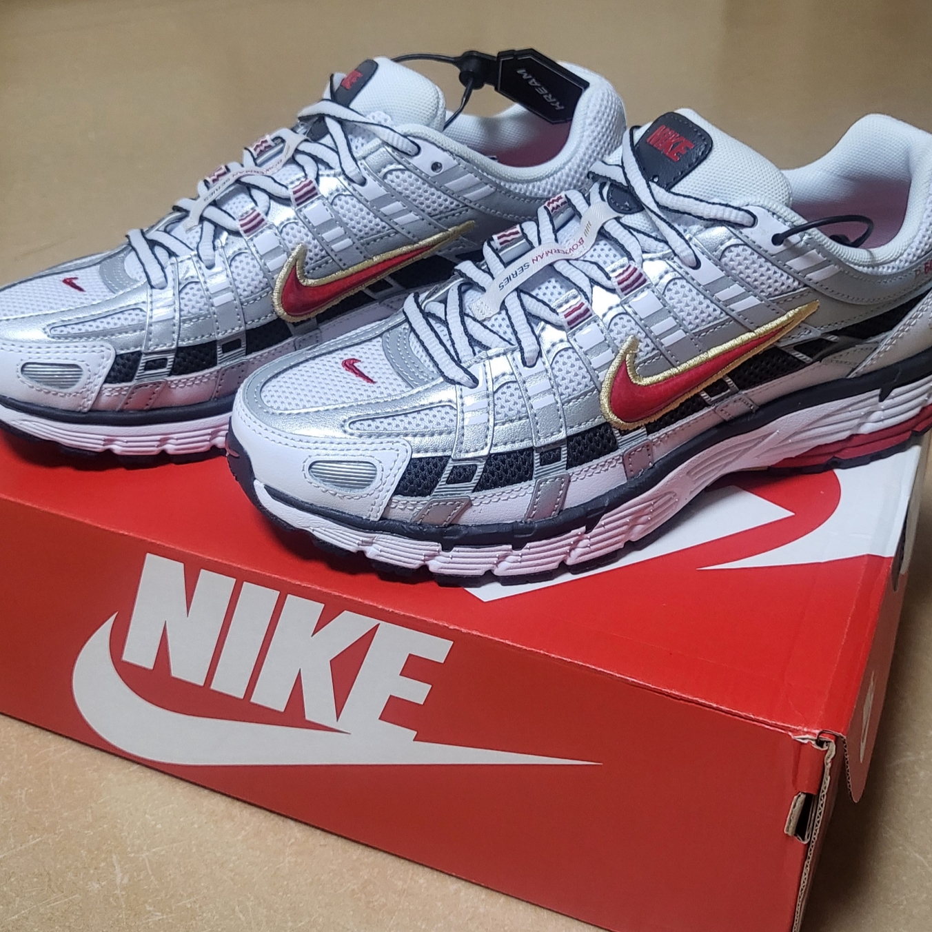 (W) Nike P-6000 Metallic Silver Red 착용 스타일