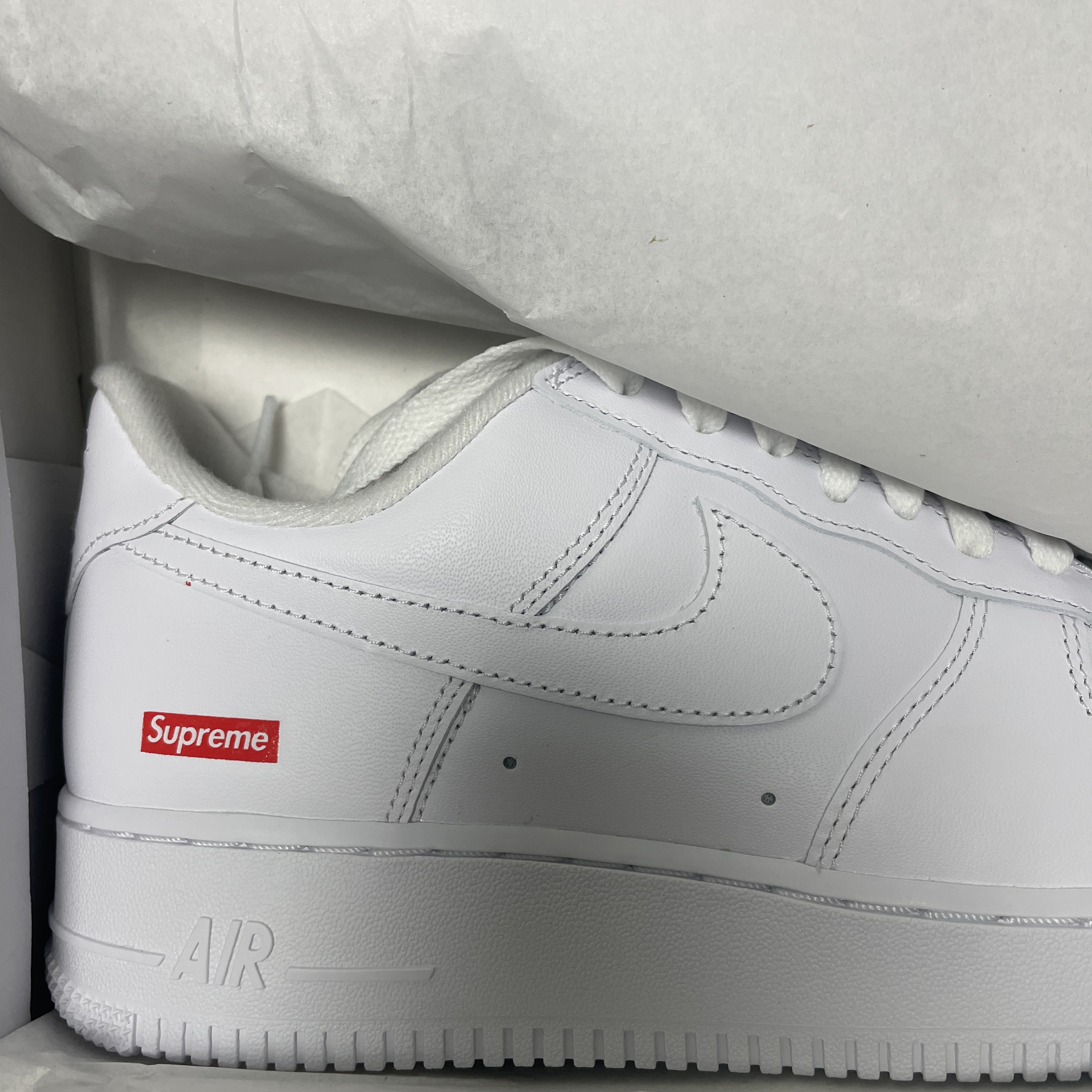 Nike x Supreme Air Force 1 Low White 착용 스타일 - 1
