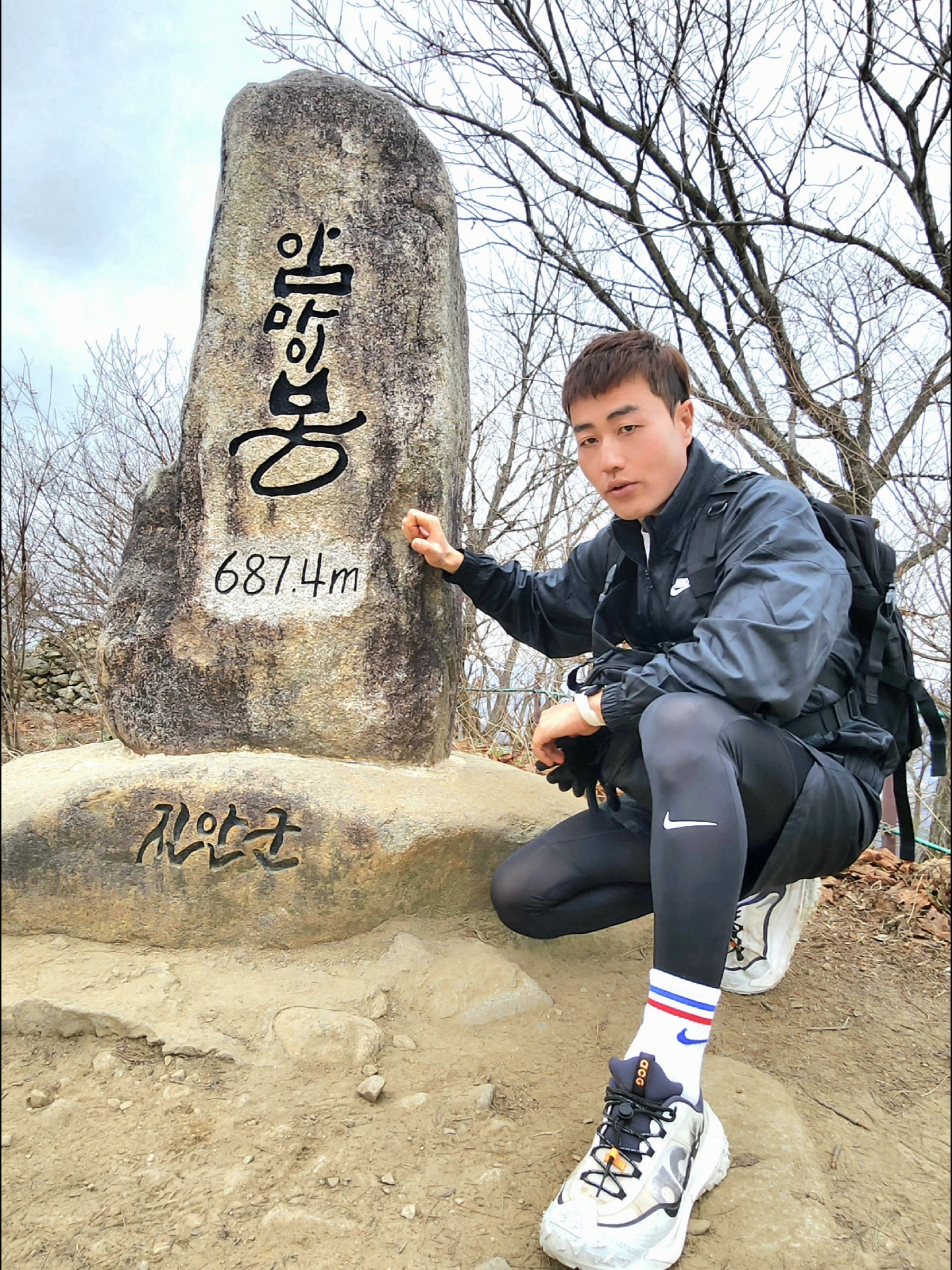 Nike ACG Mountain Fly 2 Low Summit White and Bright Mandarin, Nike Pro Dri-Fit Fitness Tights Black - Asia 착용 스타일