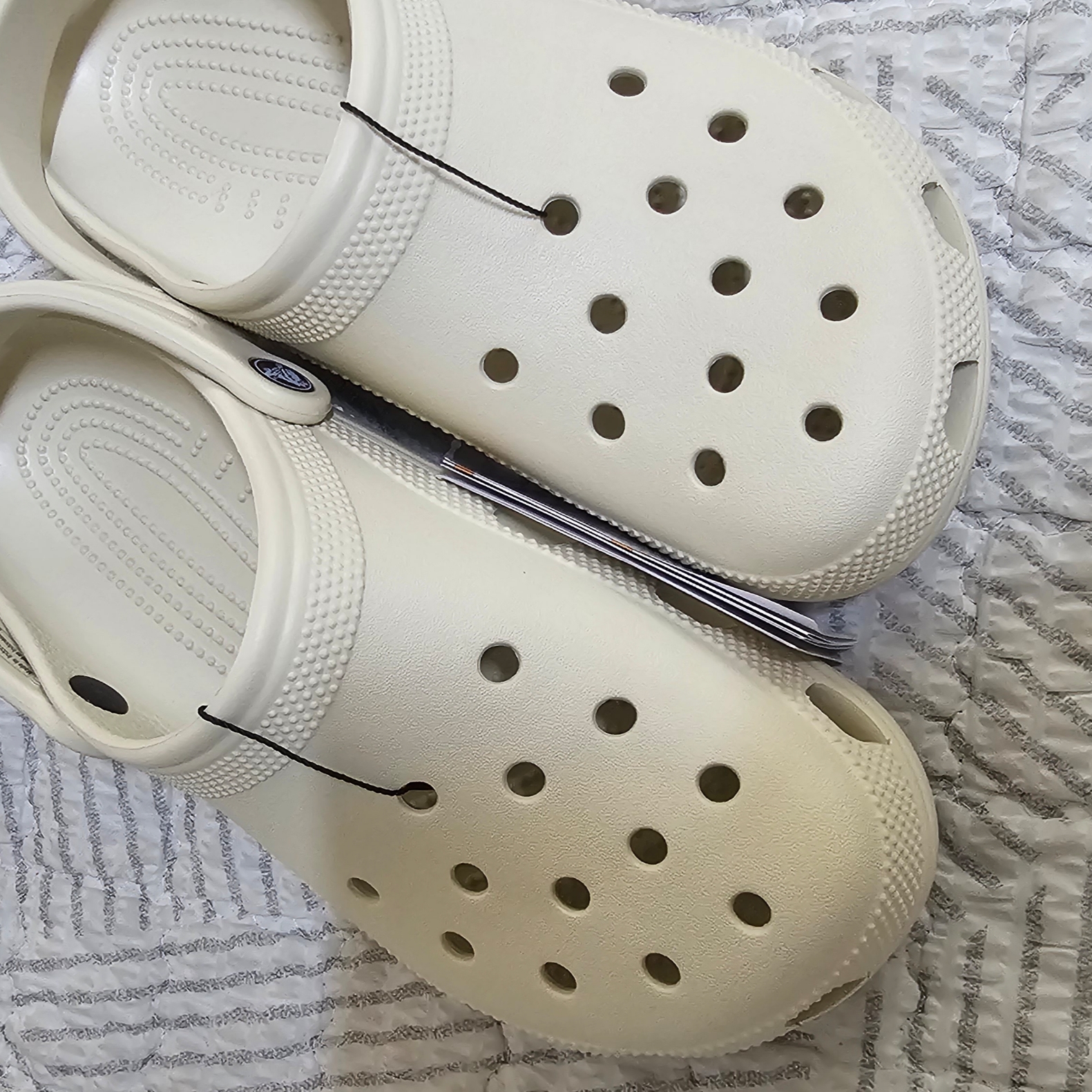 Crocs Classic Clog Bone 착용 스타일