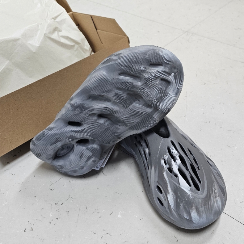 Adidas Yeezy Foam RNNR MX Granite 착용 스타일 - 2
