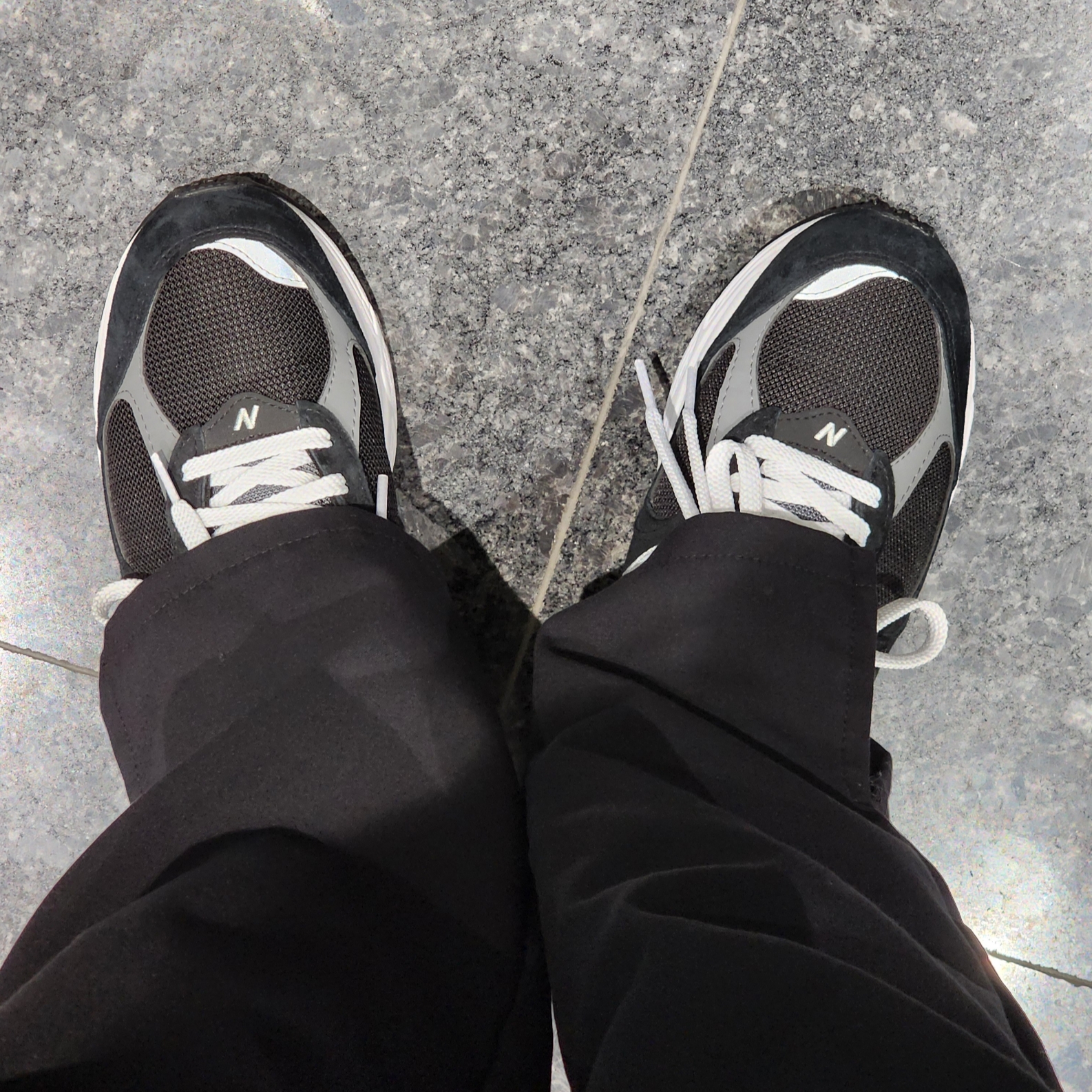 New Balance 2002R Gore-Tex Black Silver Metalic 착용 스타일 - 2