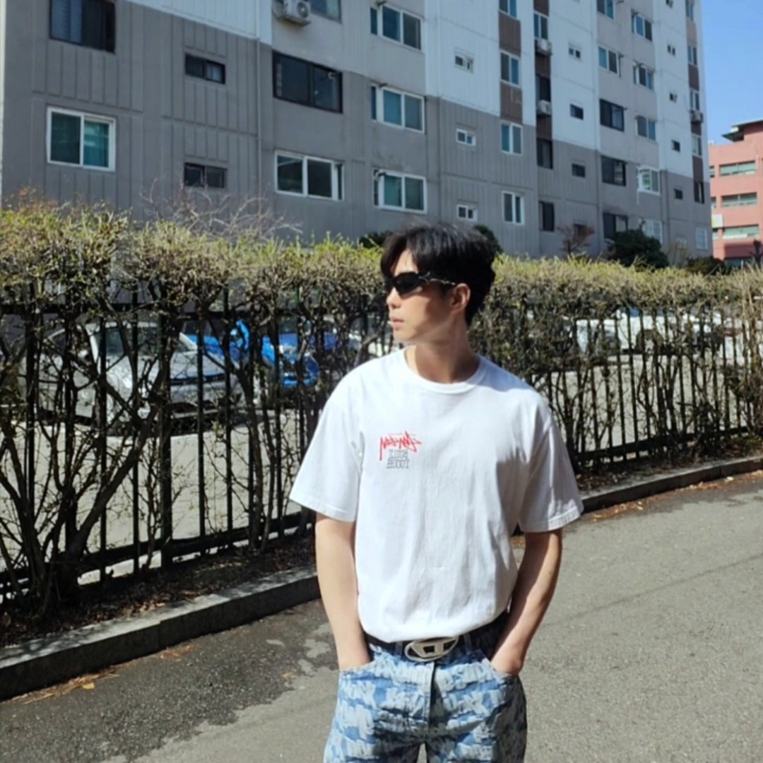 Supreme Fat Tip Jacquard Regular Jean Blue - 22SS, Stussy Built Tough T-Shirt White 착용 스타일 - 3