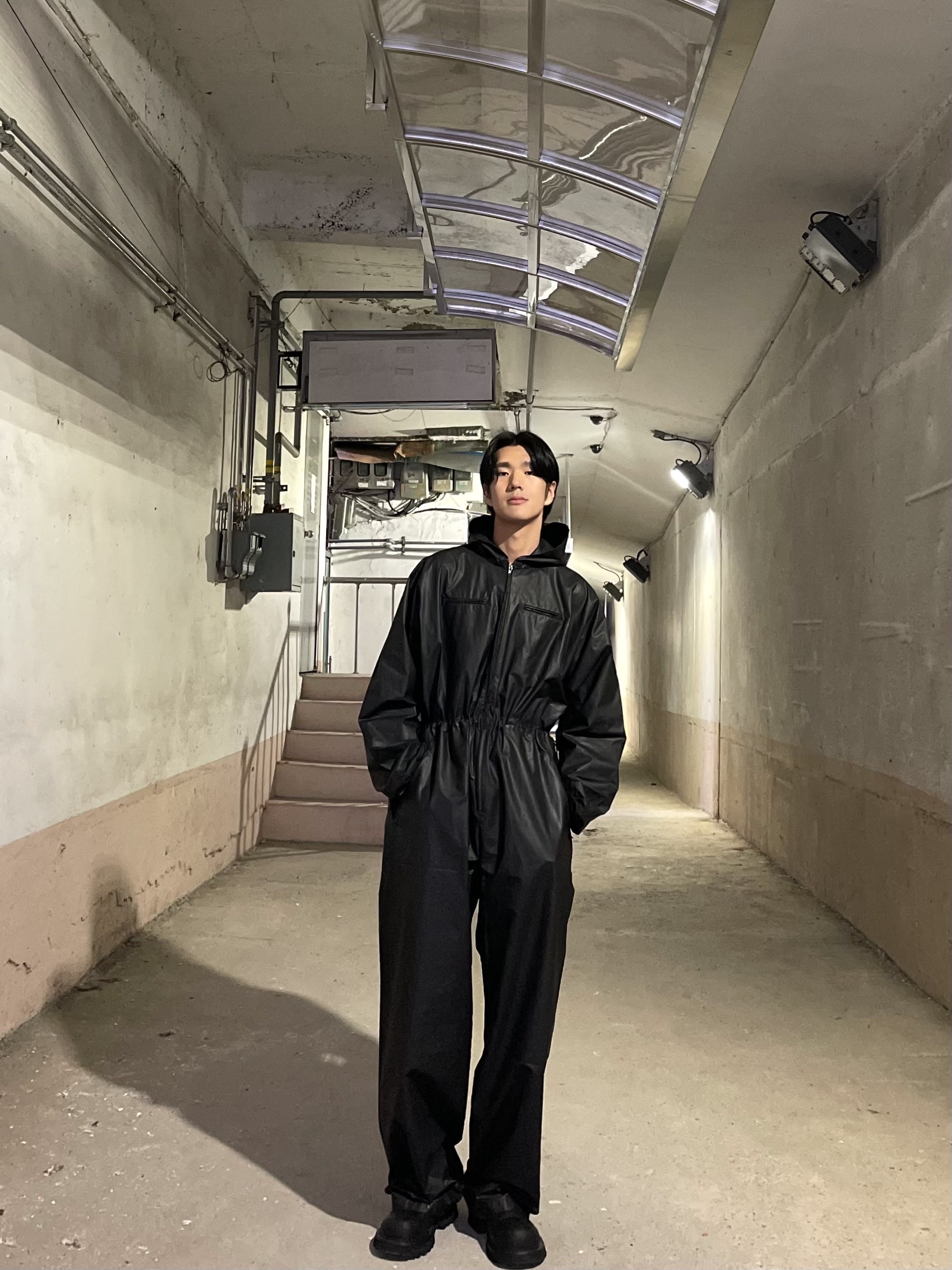 Yeezy Gap Engineered By Balenciaga Coated Cotton Overalls Black 착용 스타일 - 1