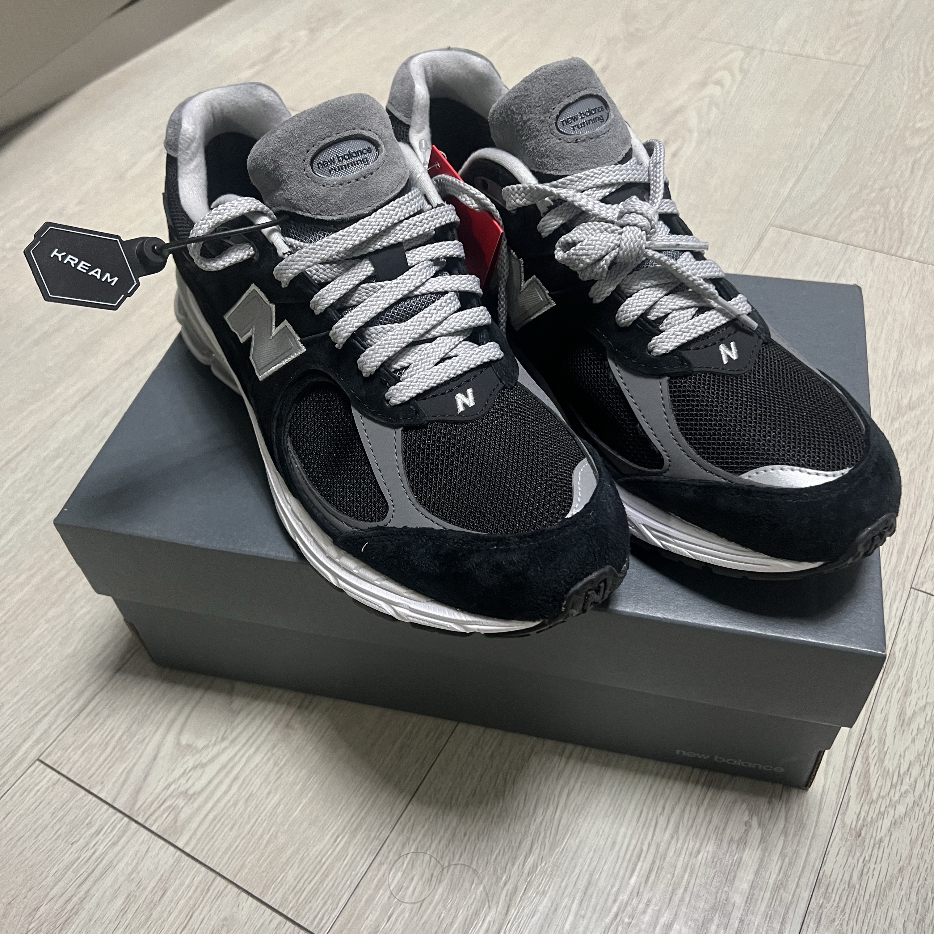 New Balance 2002R Gore-Tex Black Silver Metalic 착용 스타일