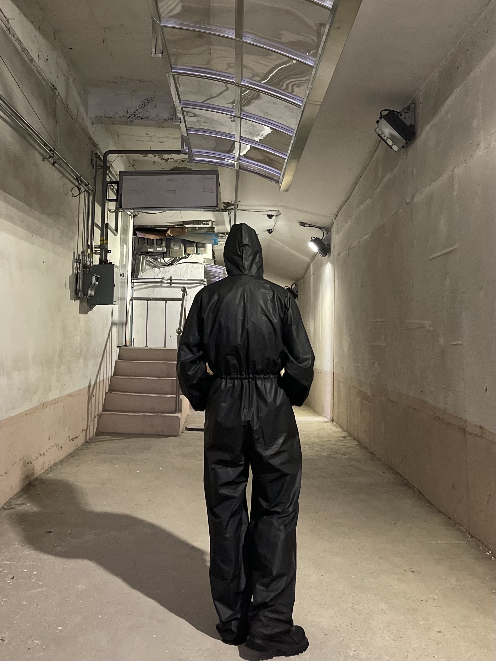 Yeezy Gap Engineered By Balenciaga Coated Cotton Overalls Black 착용 스타일 - 4
