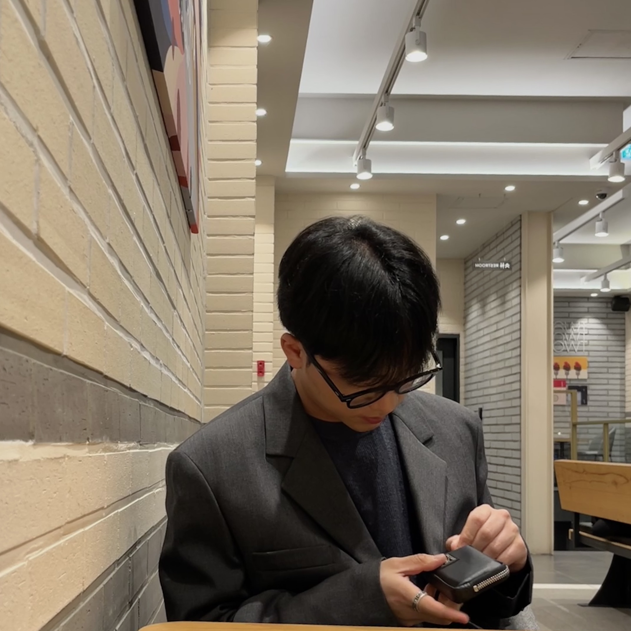 Porter Freestyle Multi Coin Case Black 착용 스타일