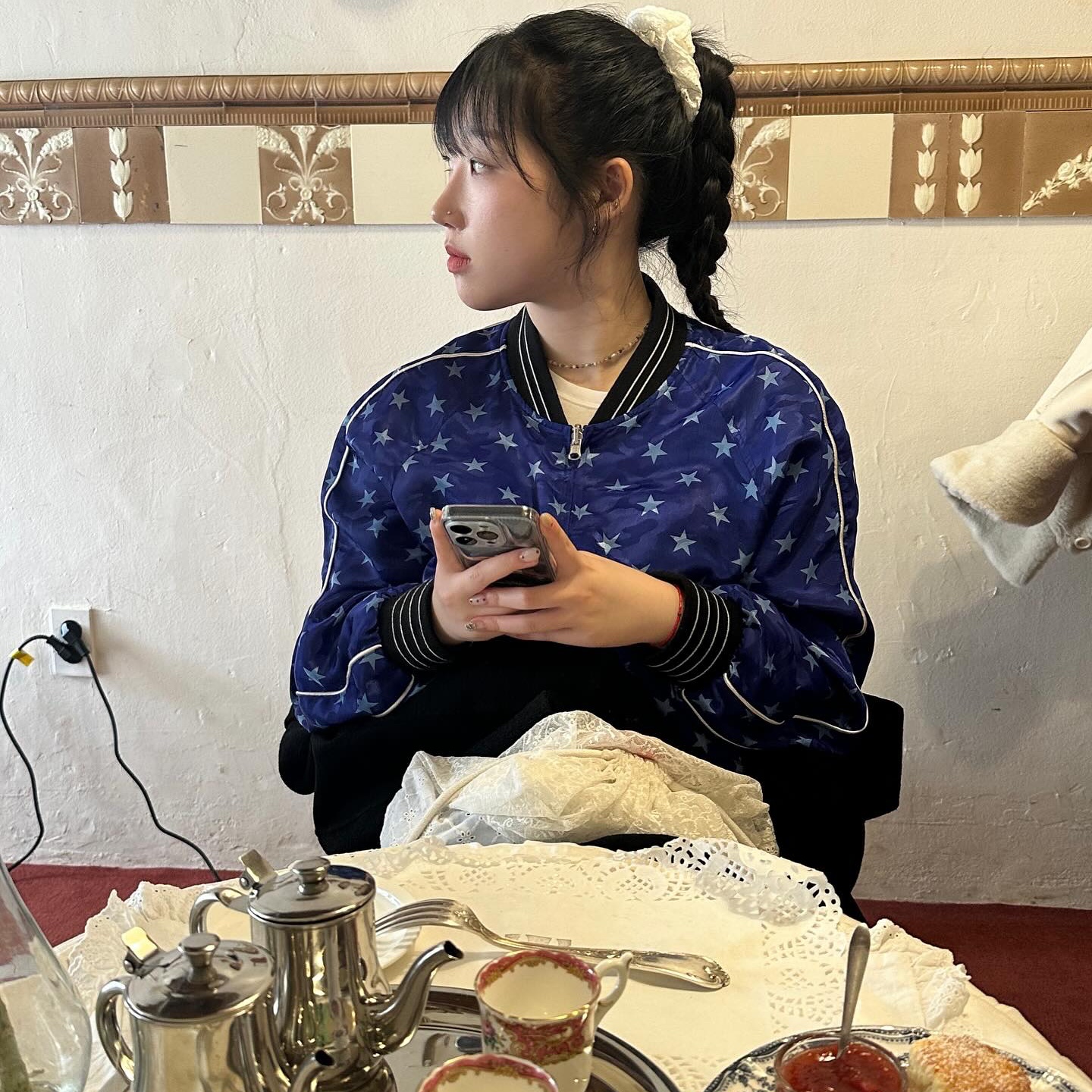Gyeong Reversible Star Print Bomber Jacket Blue/White 착용 스타일