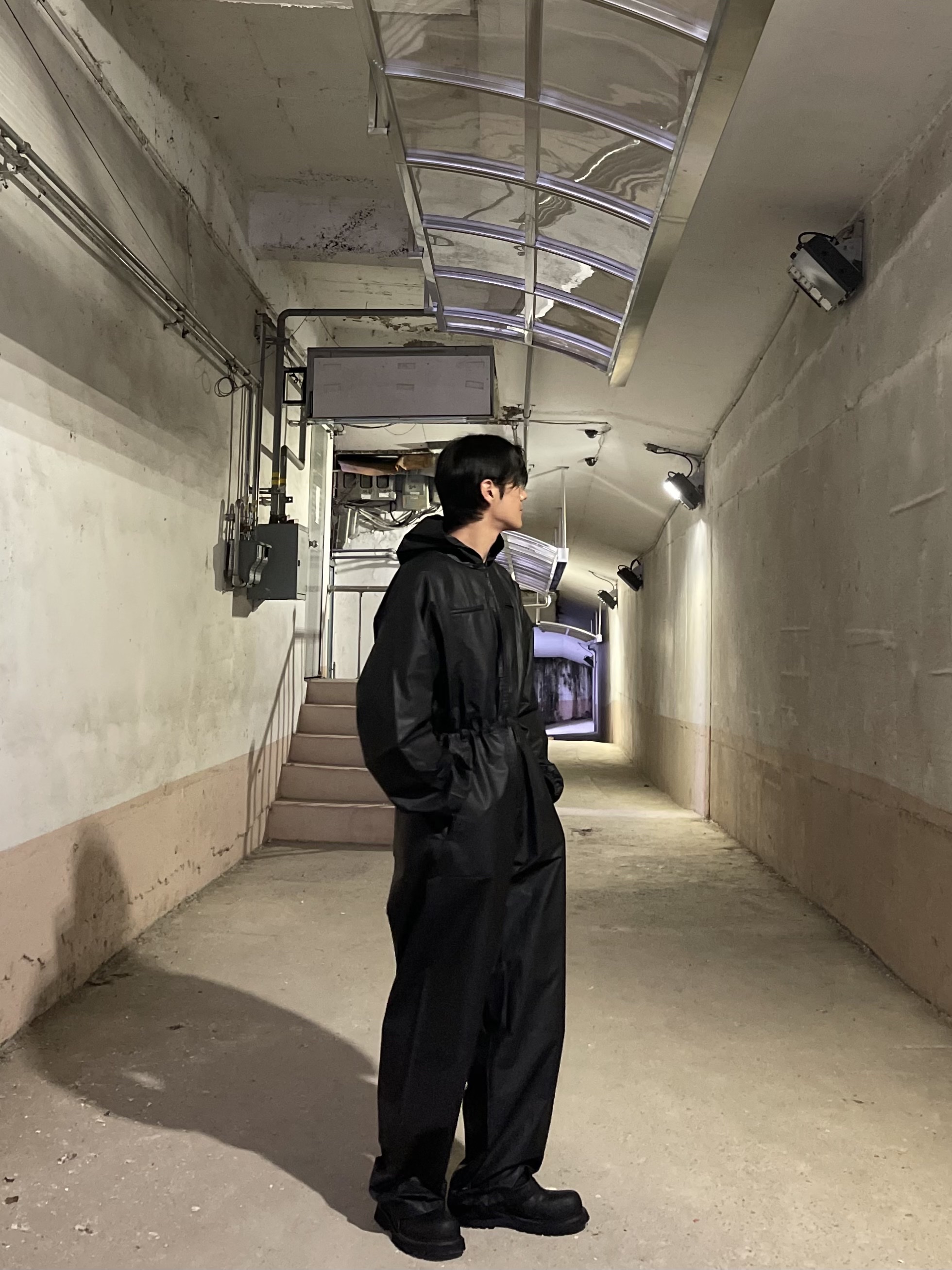 Yeezy Gap Engineered By Balenciaga Coated Cotton Overalls Black 착용 스타일 - 5