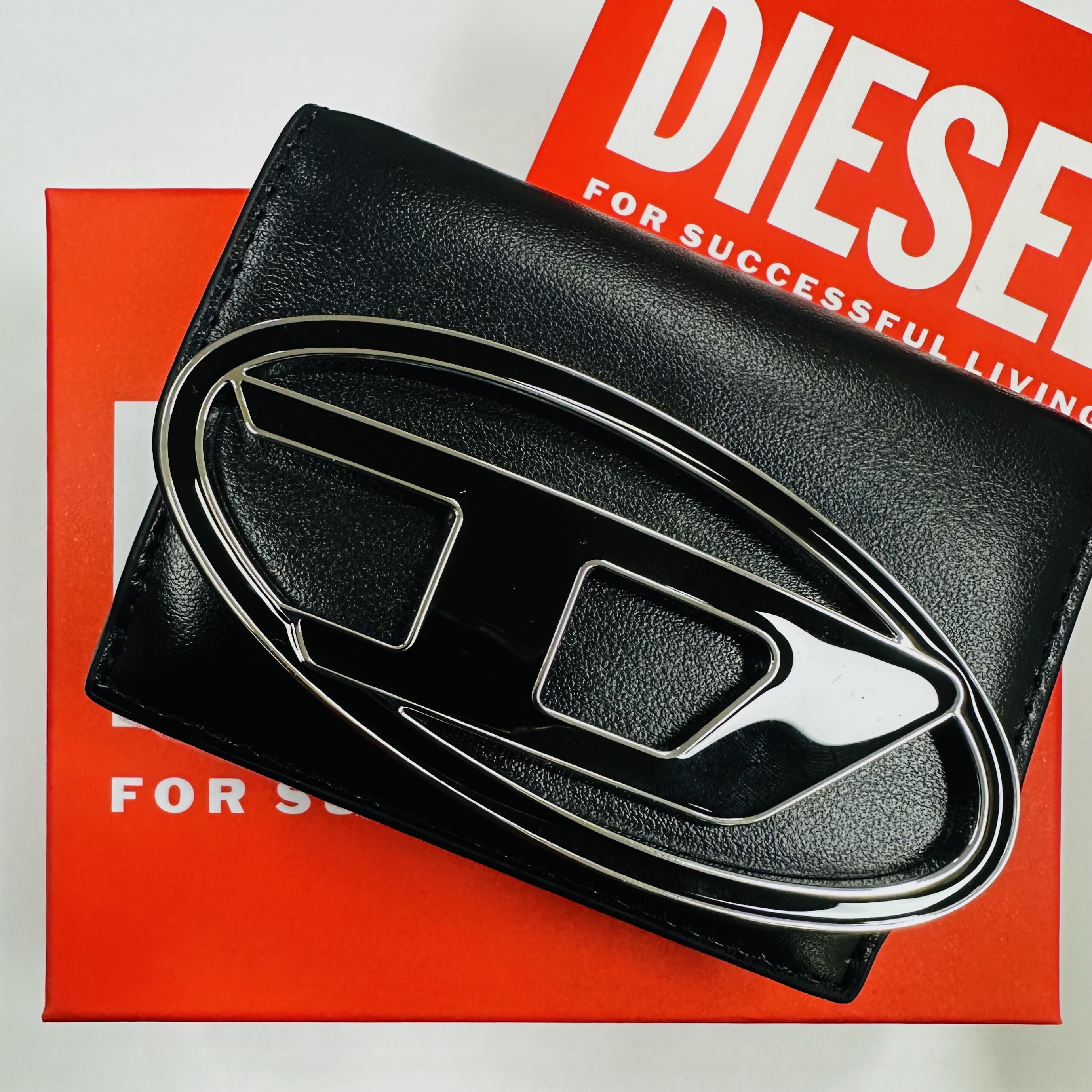 Diesel 1DR Tri-Fold Coin XS li Wallet Black 착용 스타일