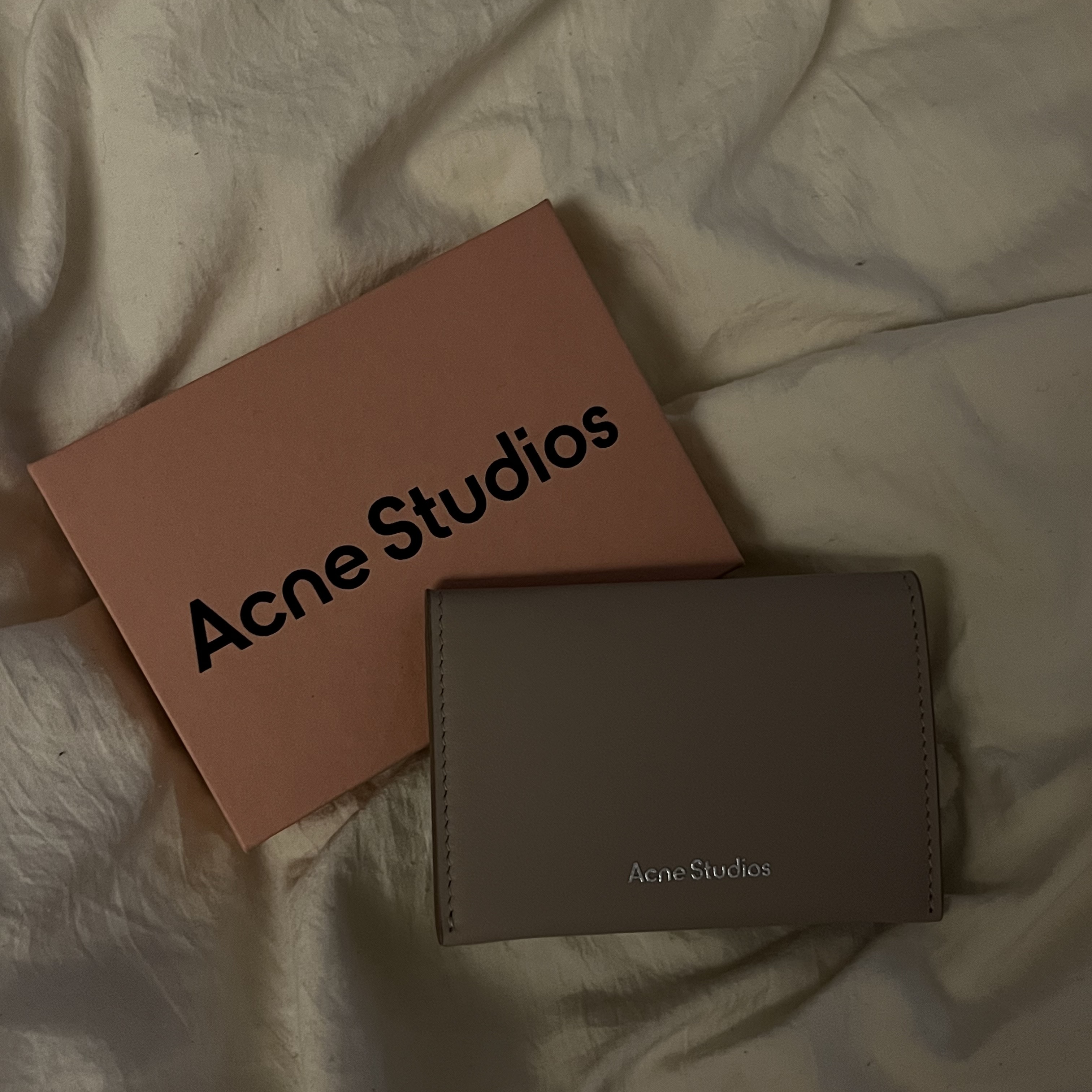 Acne Studios Folded Leather Wallet Taupe Beige 착용 스타일