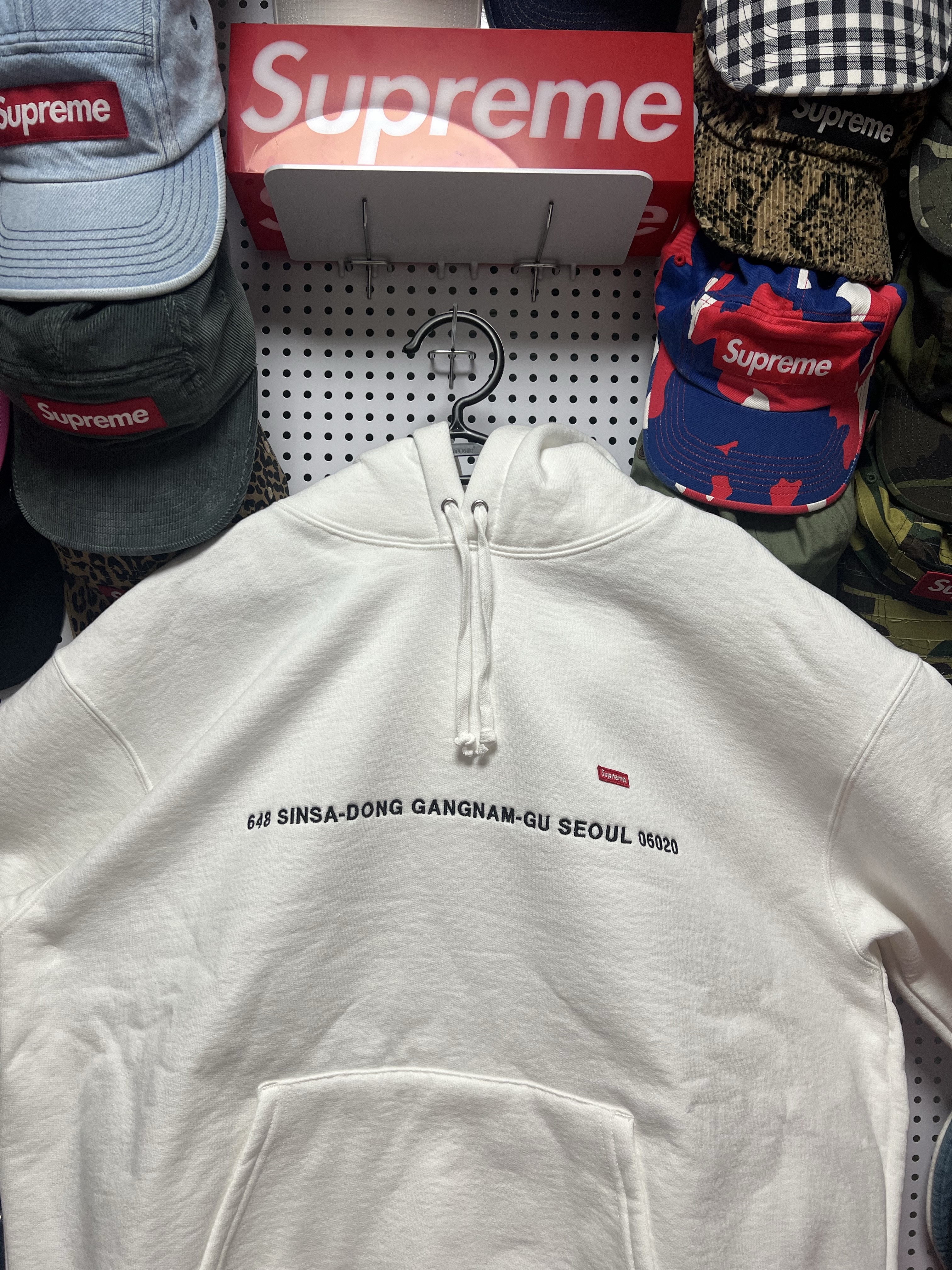 Supreme Seoul Shop Small Box Hooded Sweatshirt White - 23FW 착용 스타일 - 2