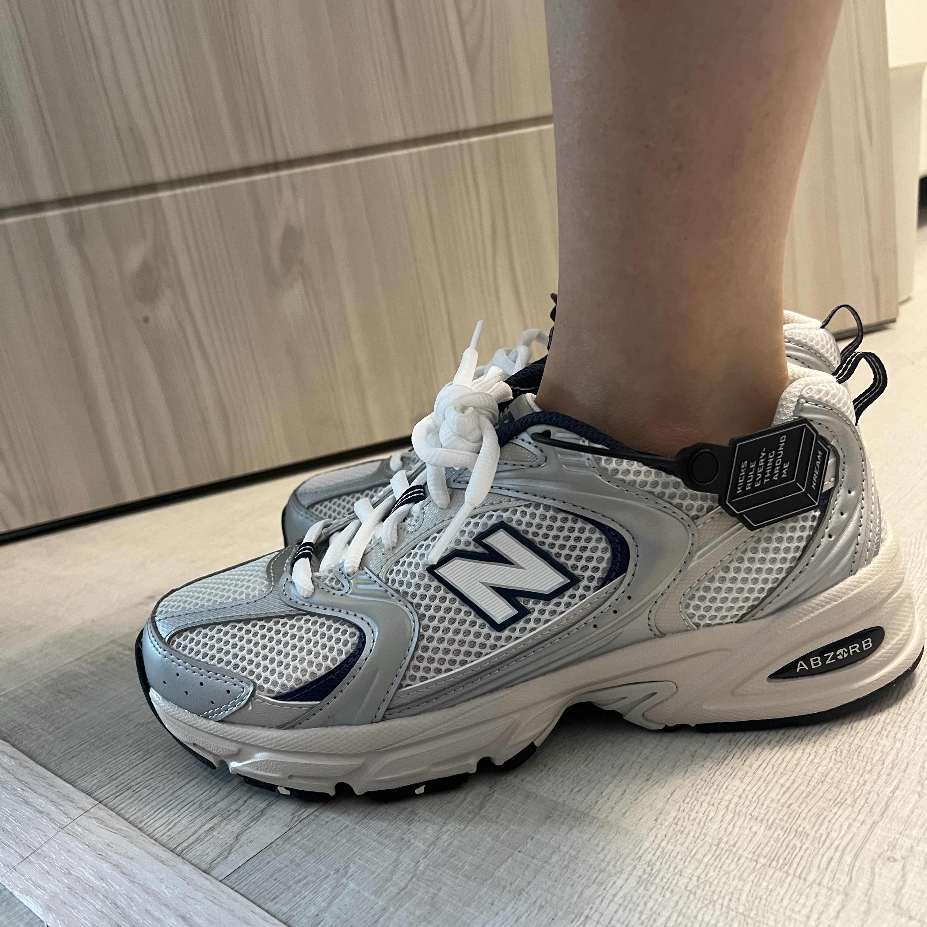 New Balance 530 Steel Grey 착용 스타일 - 2