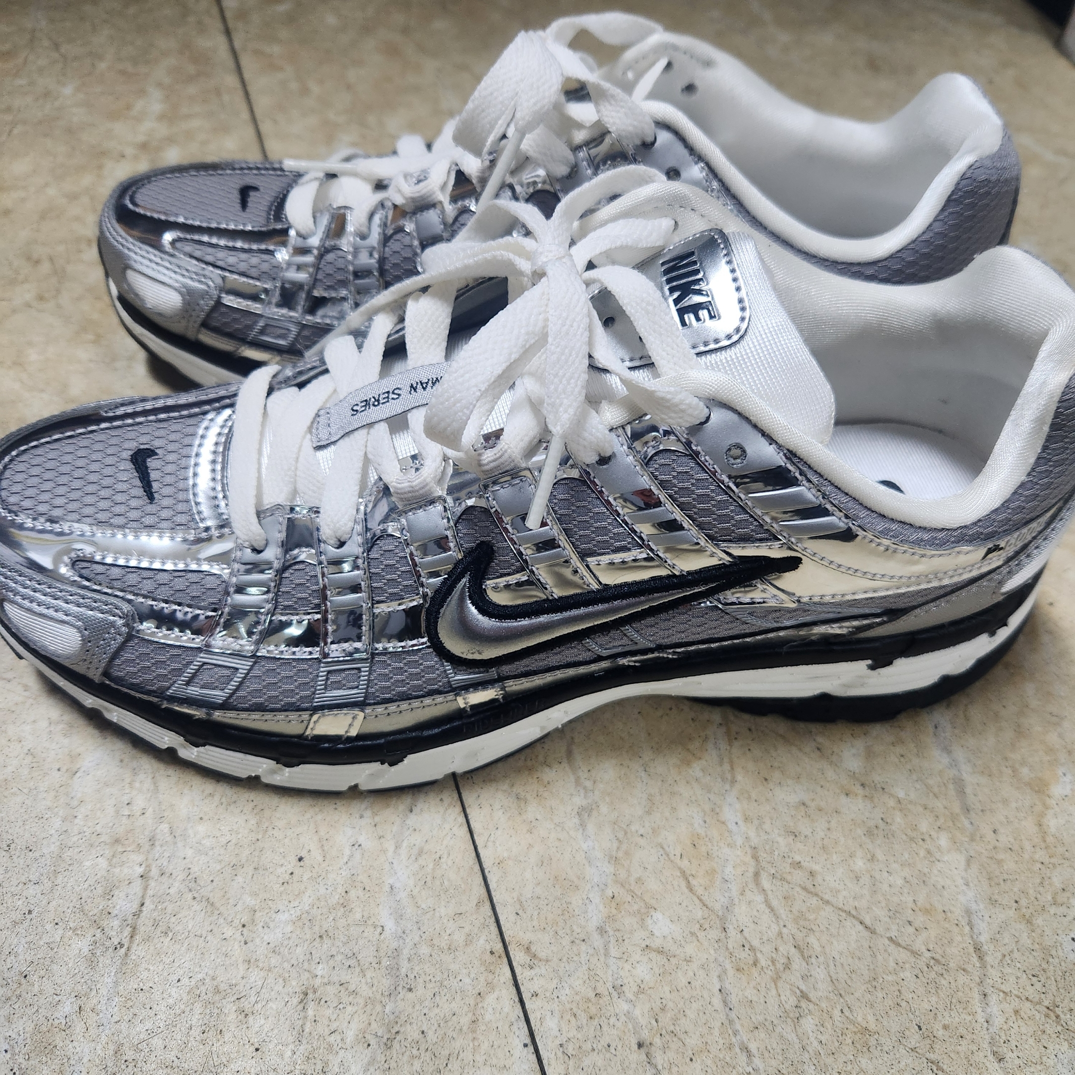 Nike P-6000 Metallic Silver 착용 스타일 - 1